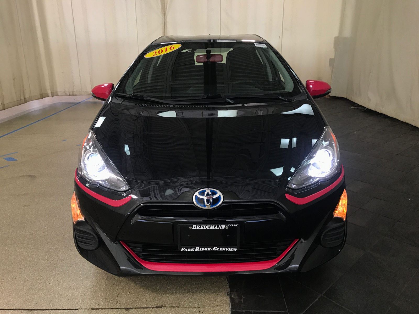 2016 Toyota Prius c Persona Series FWD 23