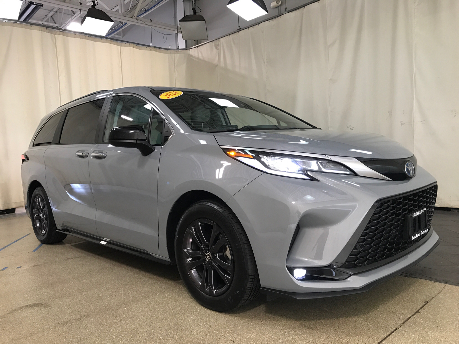 2024 Toyota Sienna XSE AWD 1