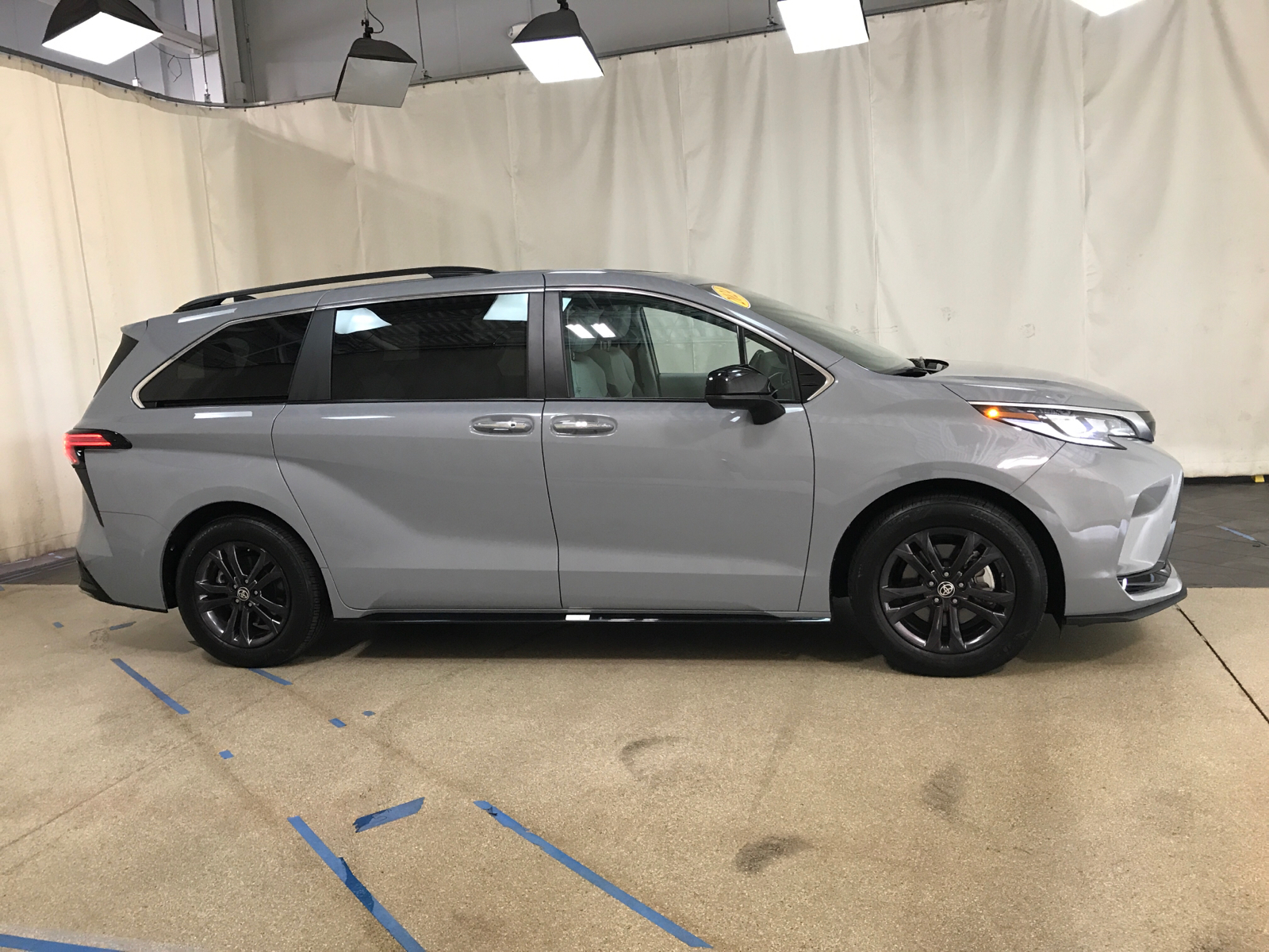 2024 Toyota Sienna XSE AWD 2