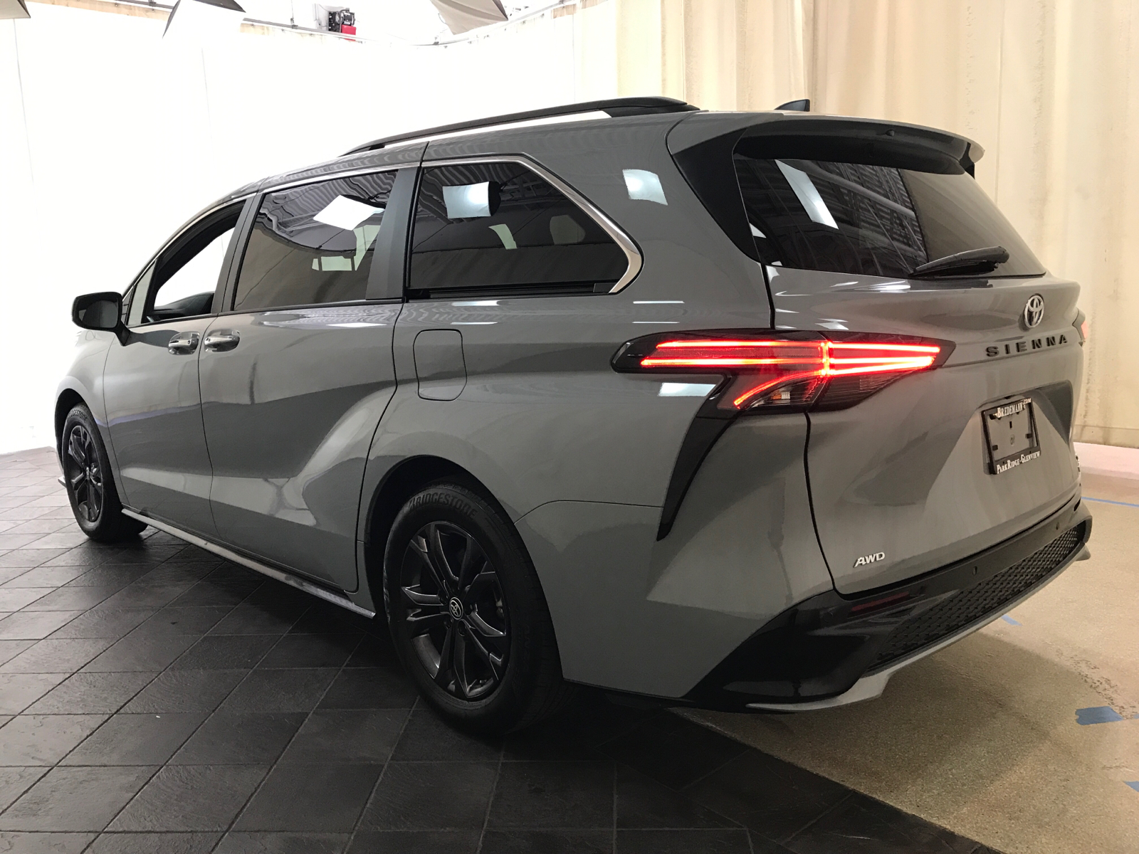 2024 Toyota Sienna XSE AWD 4