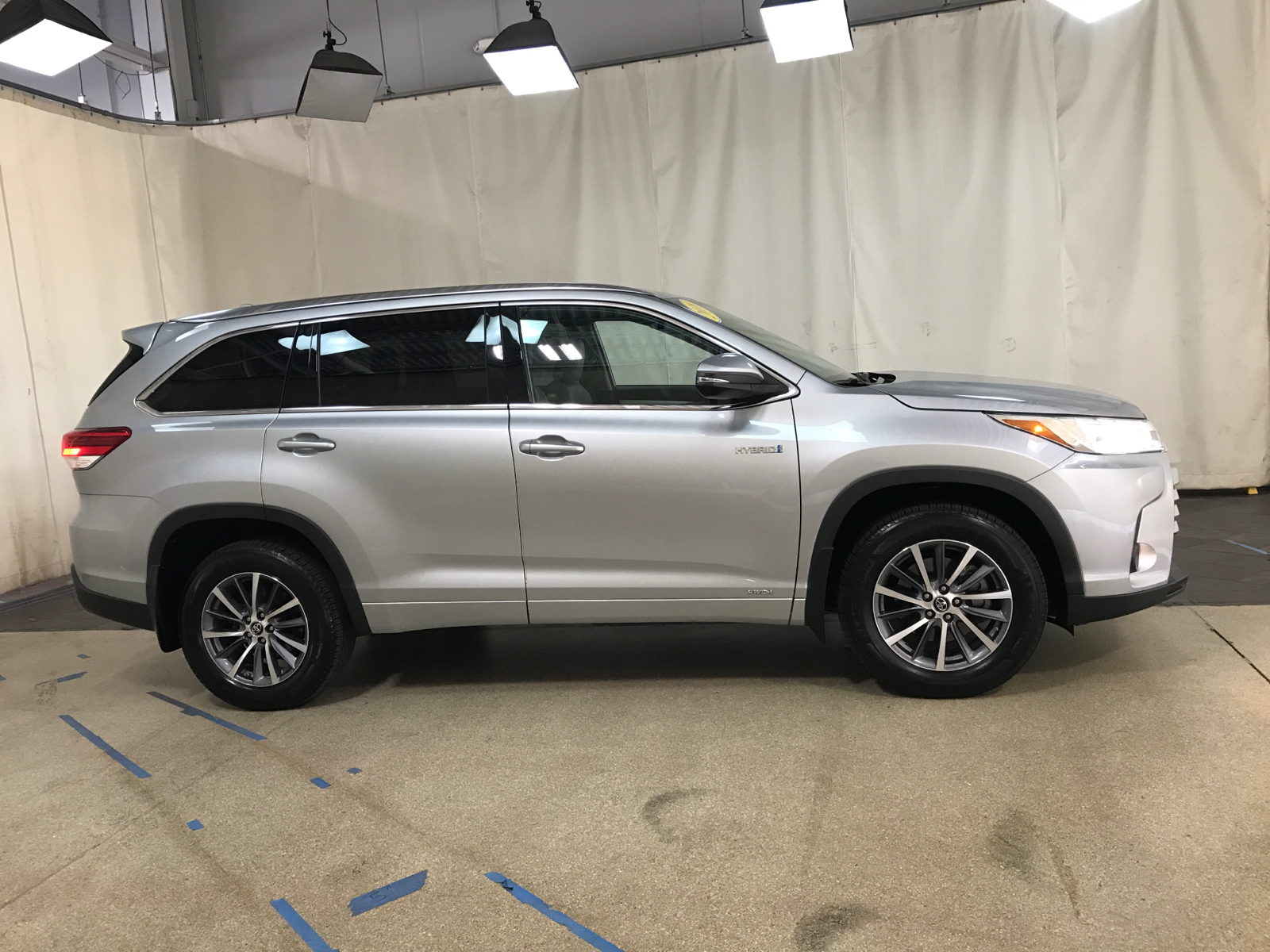 2018 Toyota Highlander Hybrid XLE 2