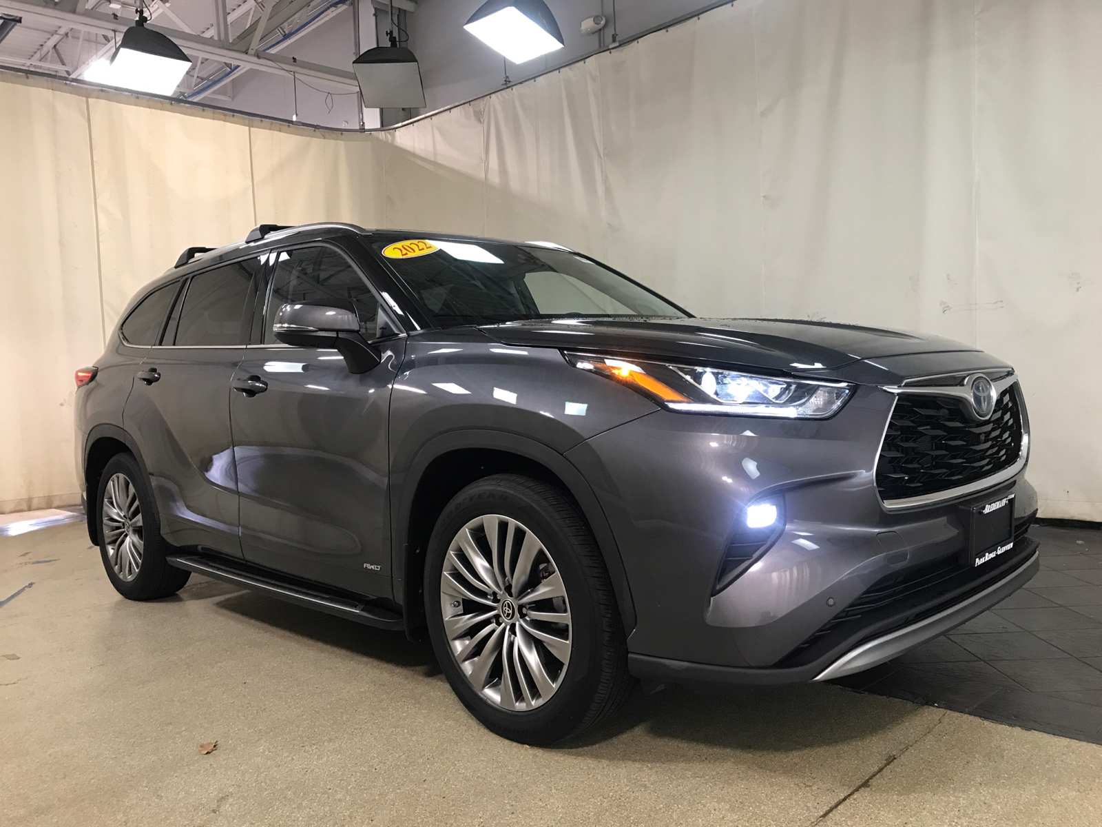 2022 Toyota Highlander Hybrid Platinum 1