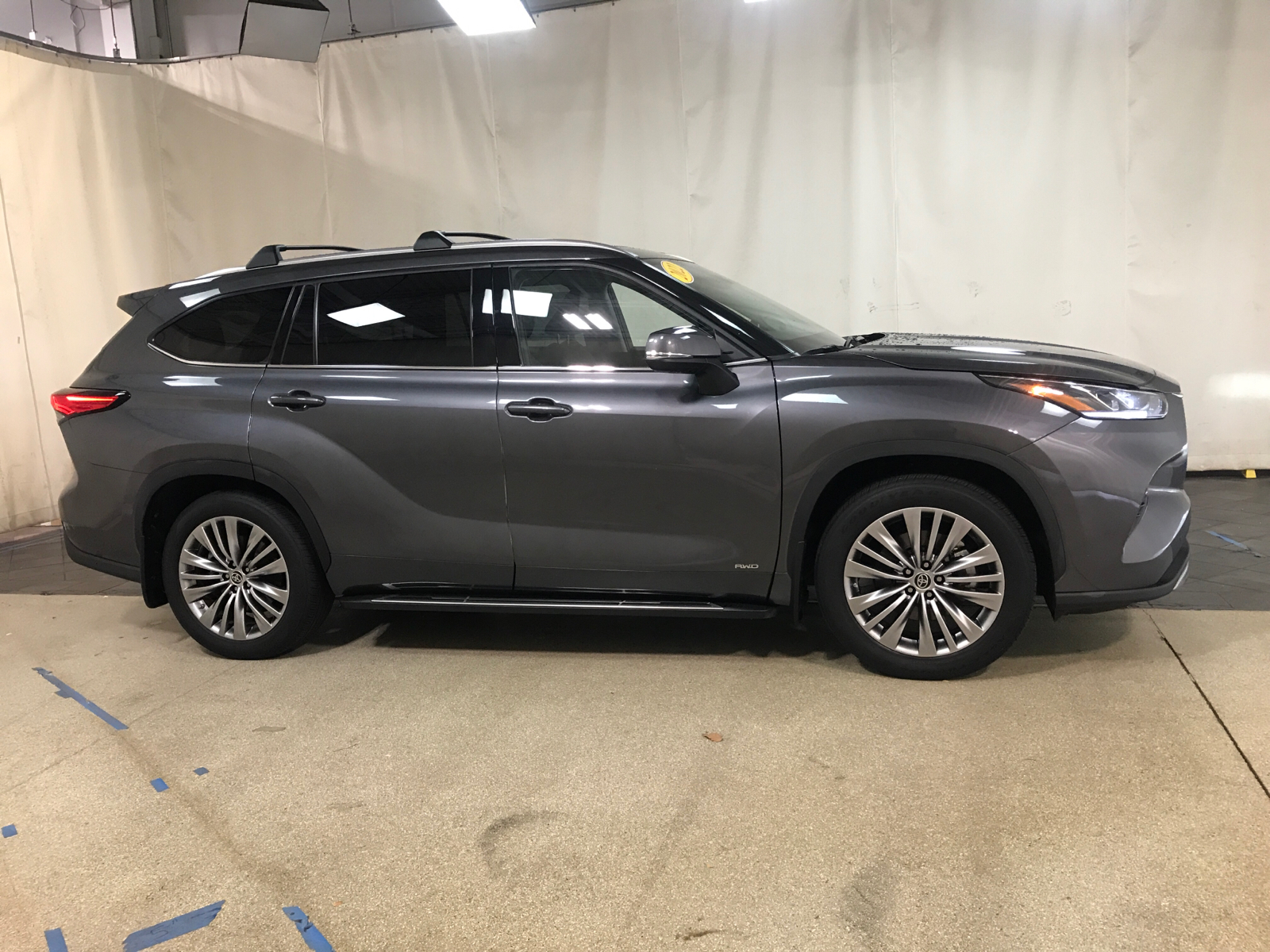 2022 Toyota Highlander Hybrid Platinum 2