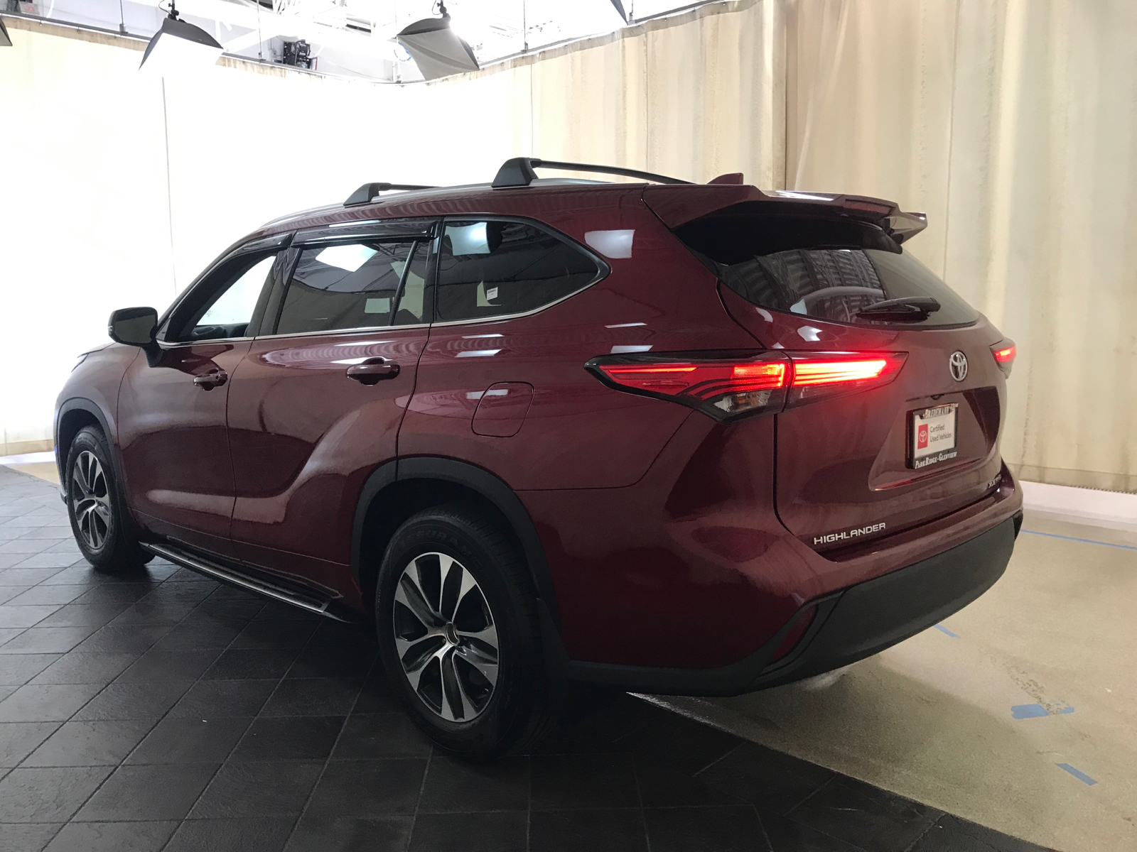 2021 Toyota Highlander XLE 2