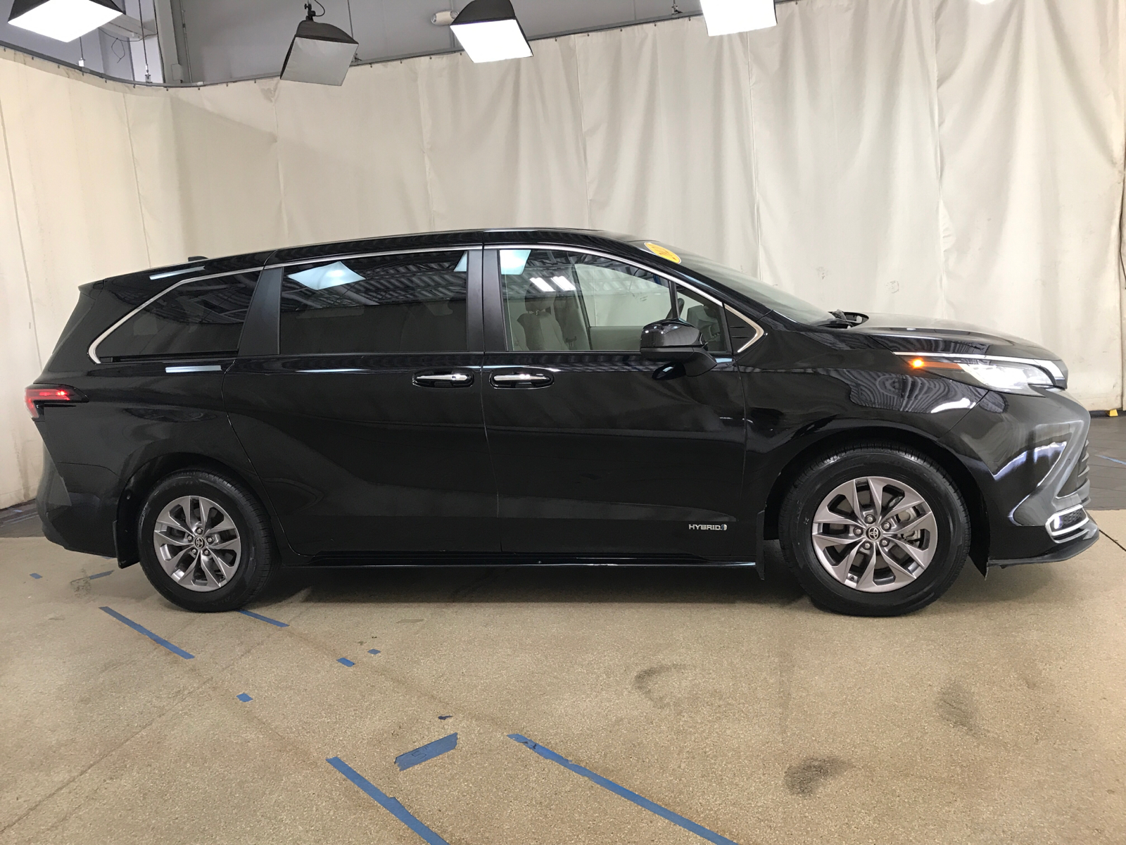 2021 Toyota Sienna XLE 2