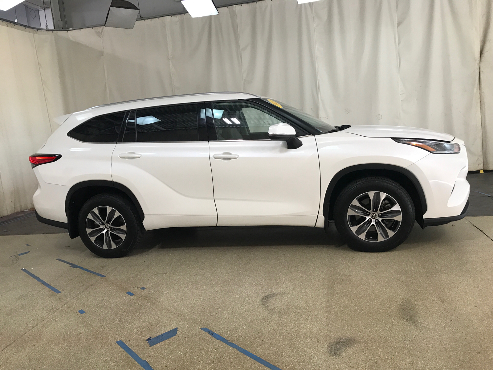 2021 Toyota Highlander XLE 2