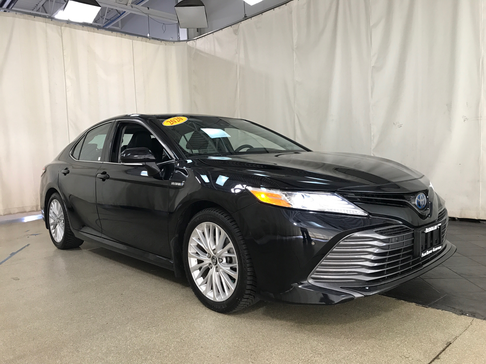 2020 Toyota Camry Hybrid XLE 1