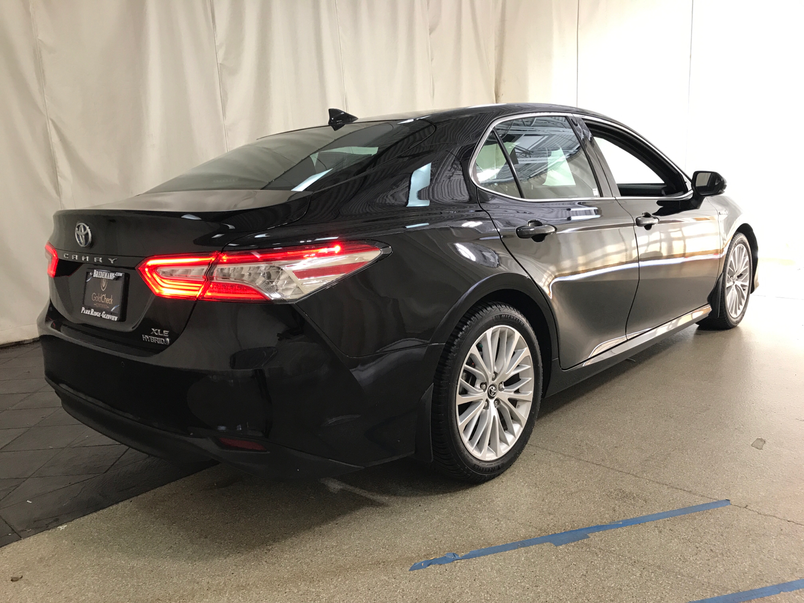 2020 Toyota Camry Hybrid XLE 3