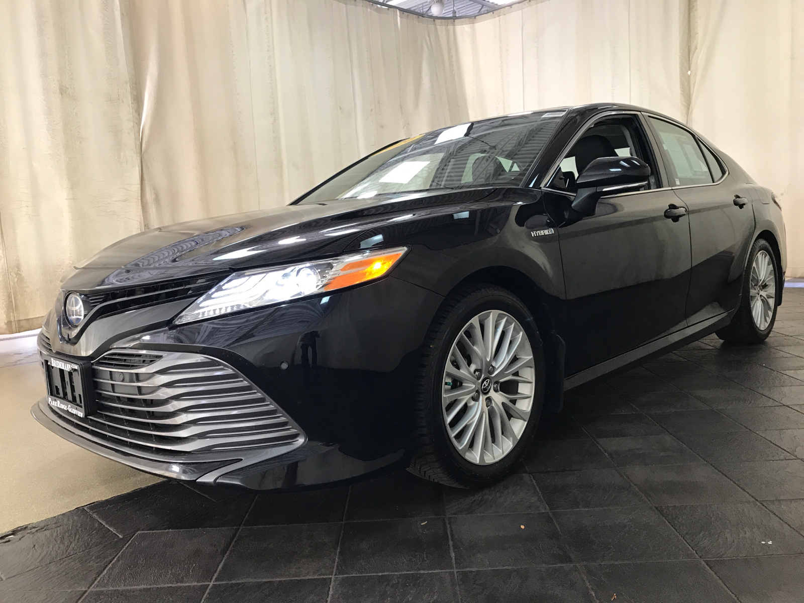 2020 Toyota Camry Hybrid XLE 5