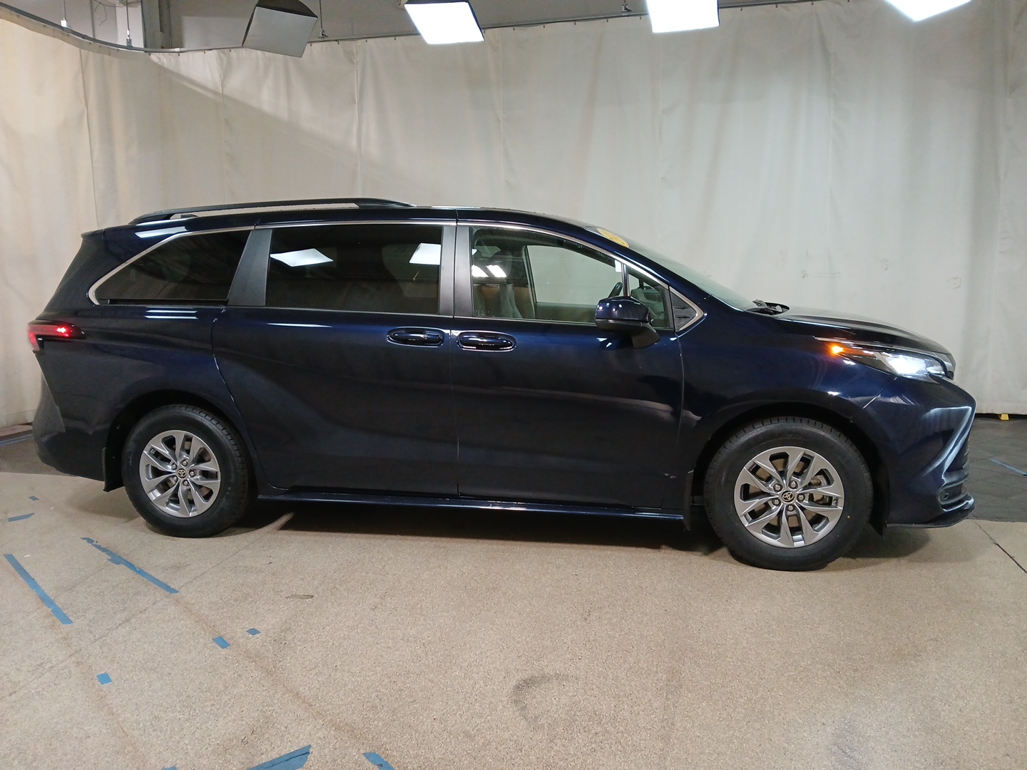 2022 Toyota Sienna LE 2