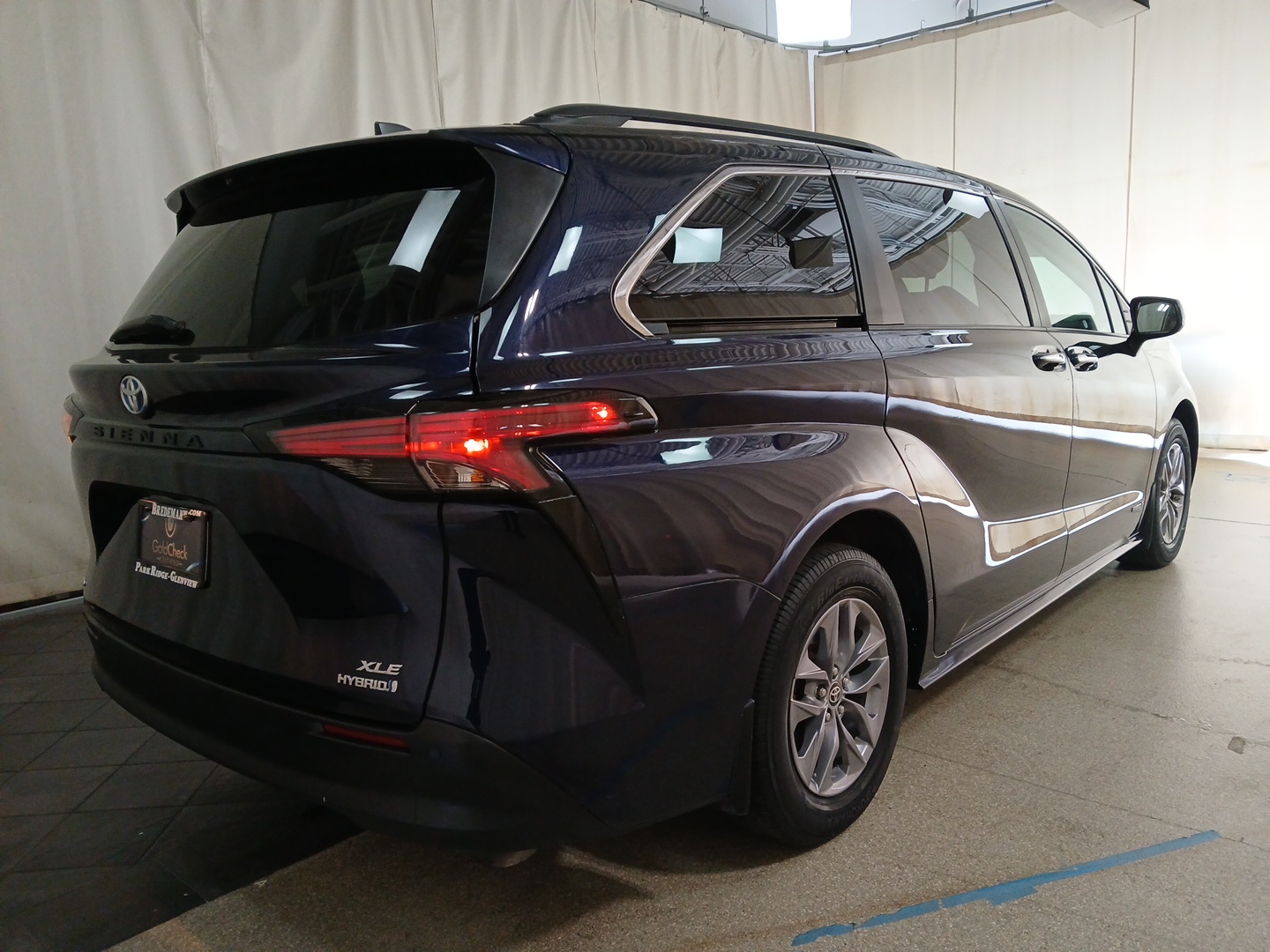 2021 Toyota Sienna XLE 3