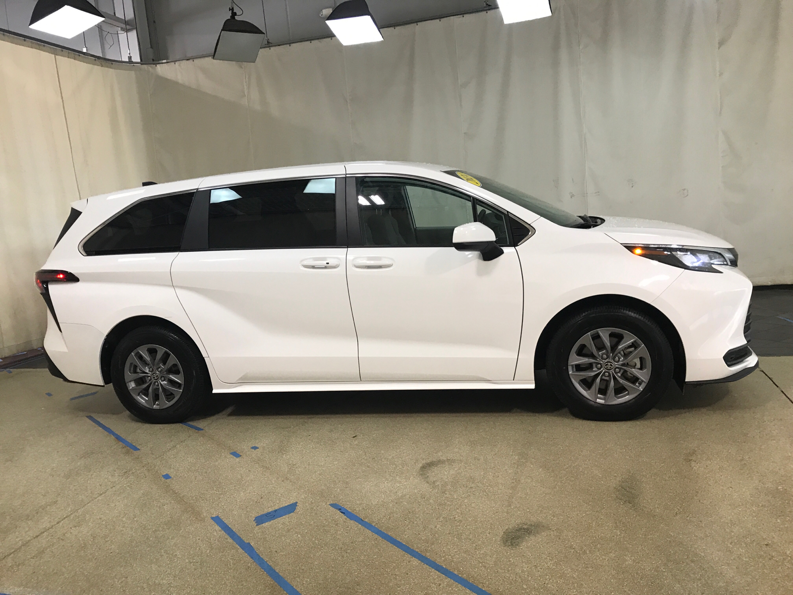 2024 Toyota Sienna LE 2