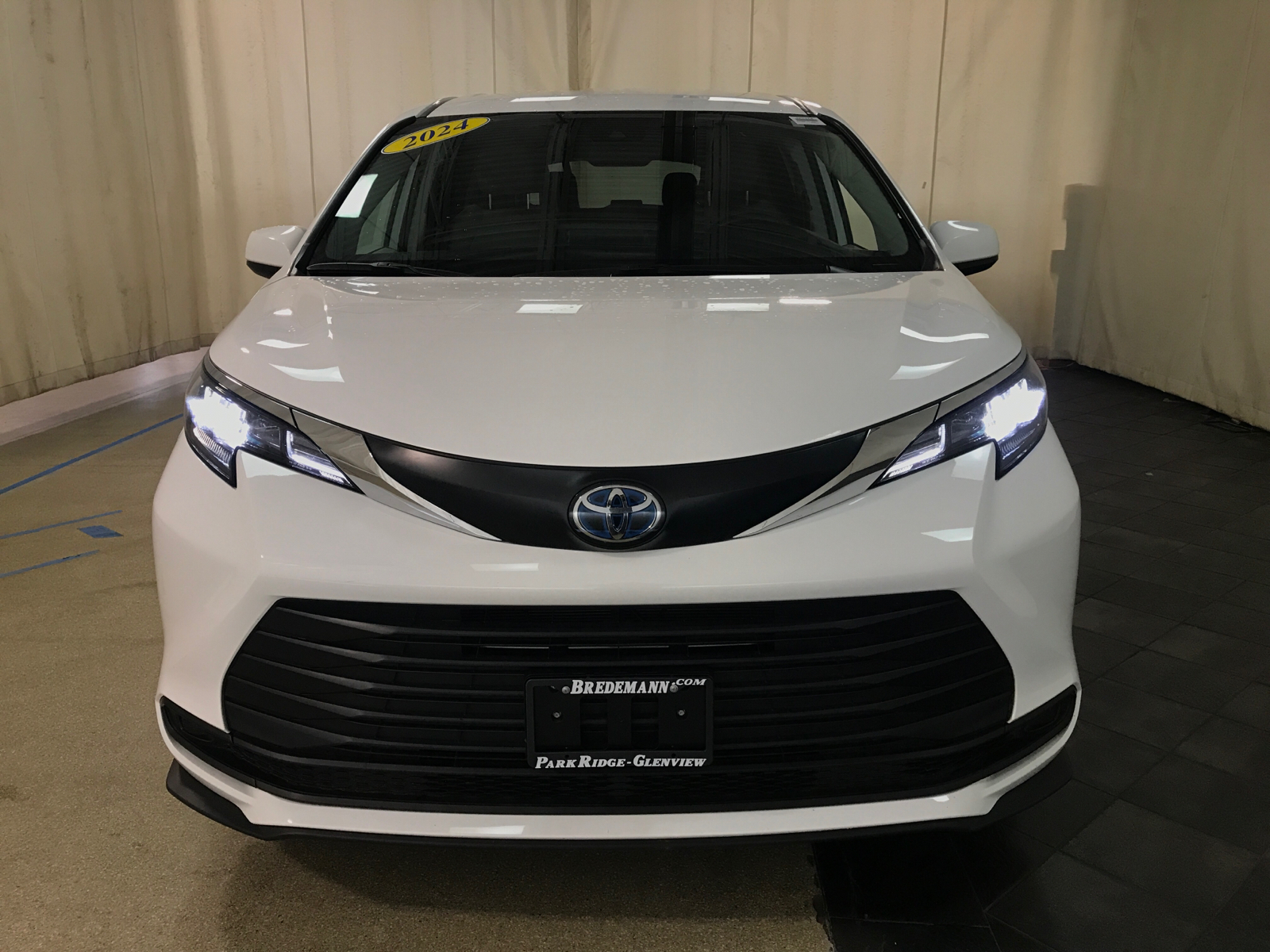 2024 Toyota Sienna LE 26