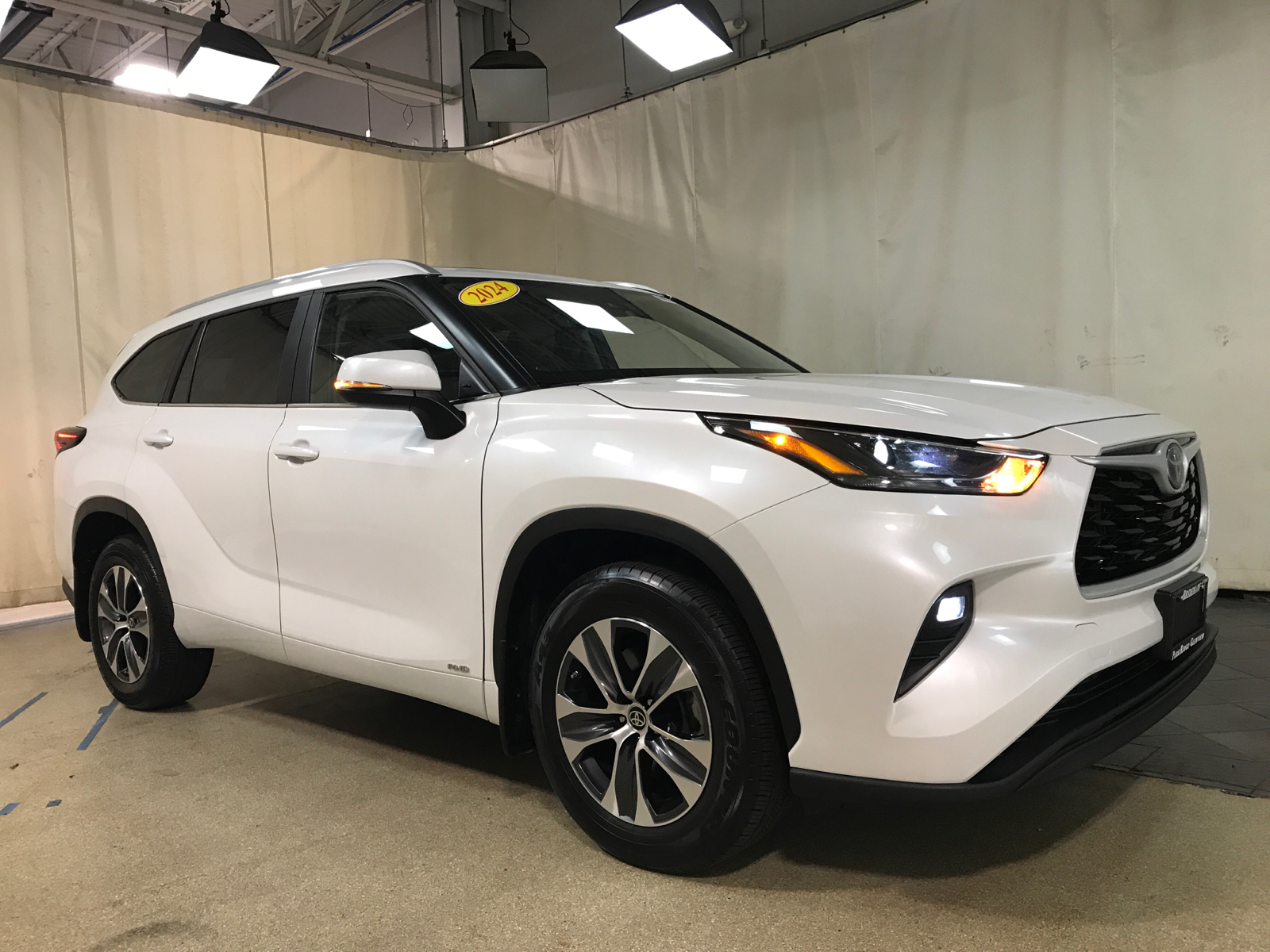 2024 Toyota Highlander Hybrid XLE 1