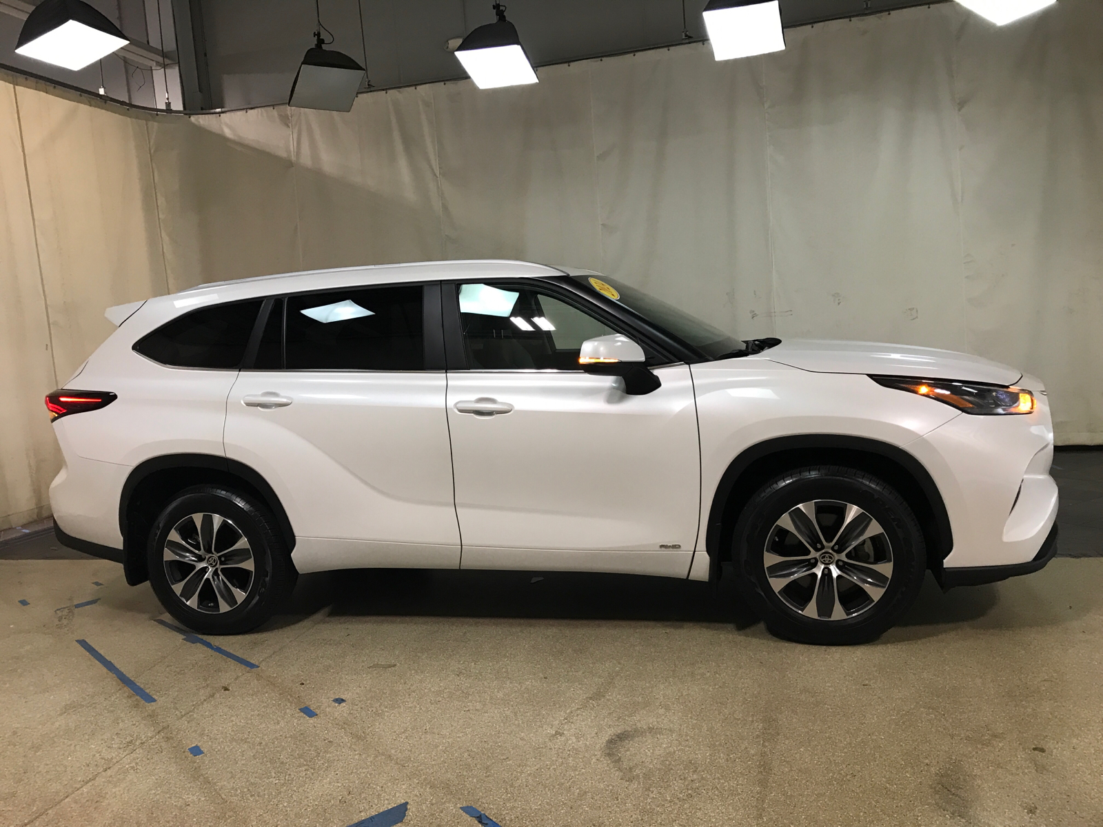 2024 Toyota Highlander Hybrid XLE 2