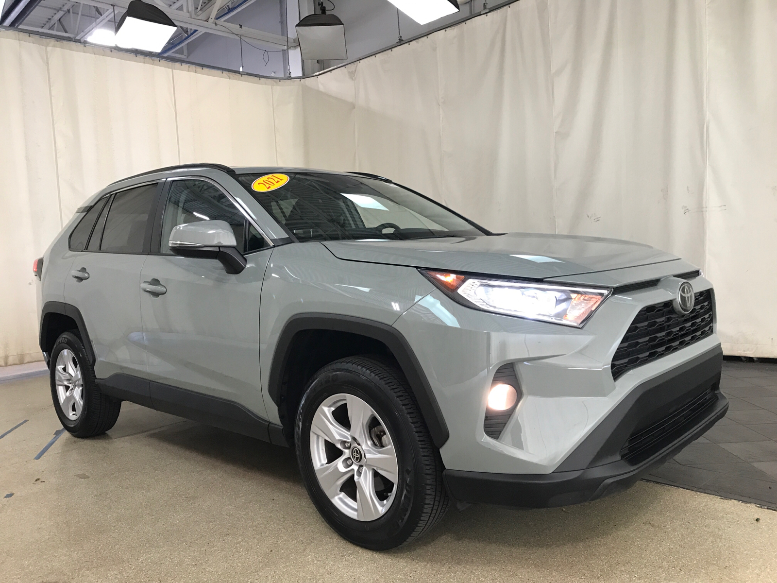 2021 Toyota RAV4 XLE 1