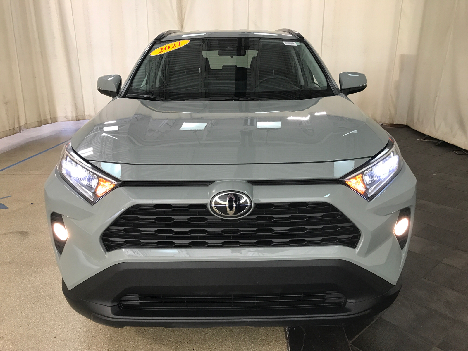 2021 Toyota RAV4 XLE 27