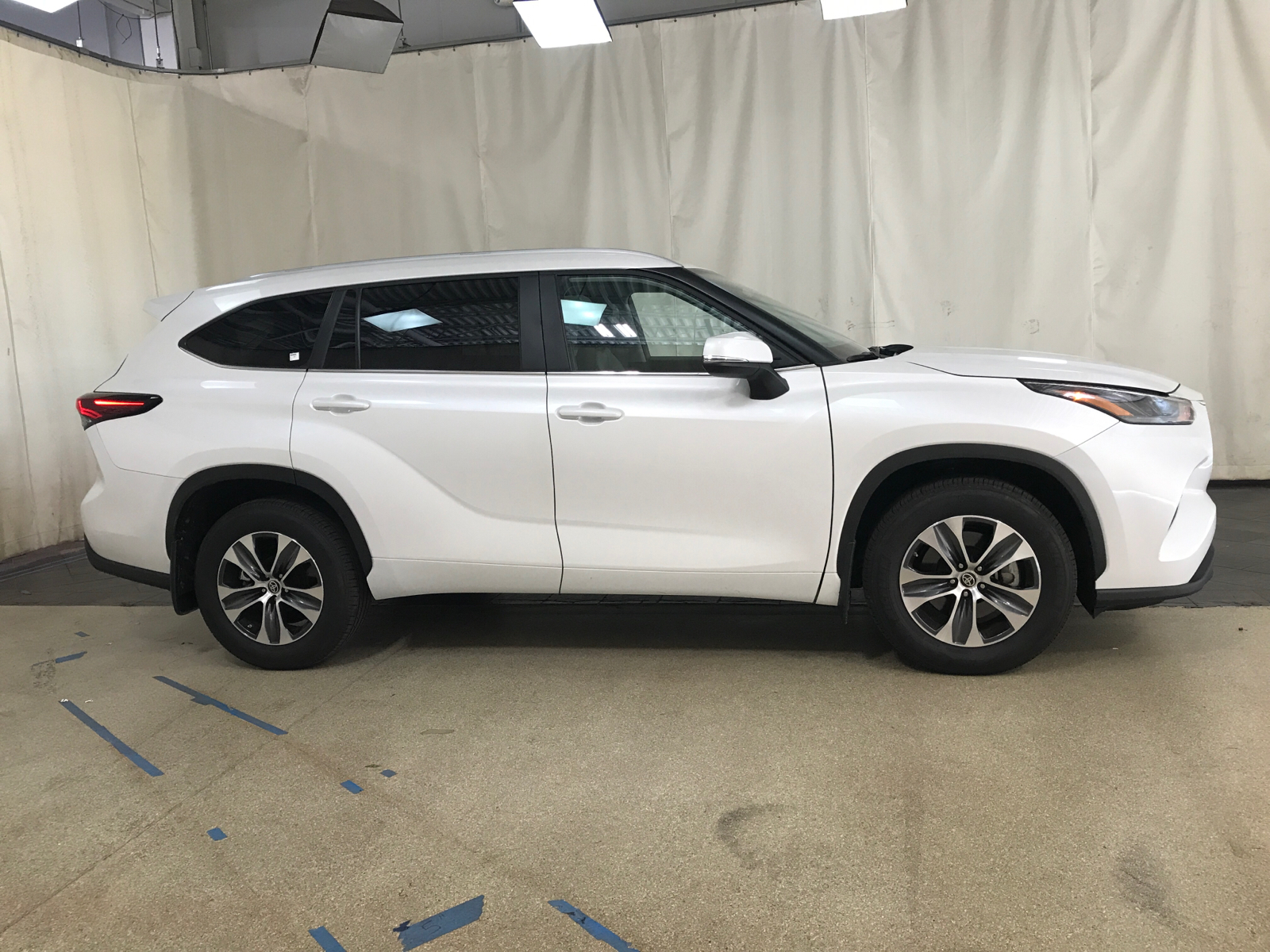 2024 Toyota Highlander XLE 2