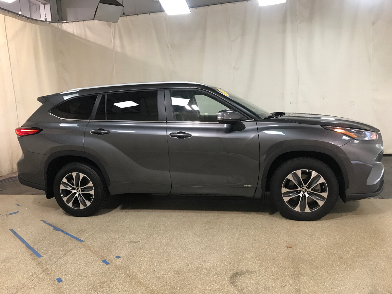 2023 Toyota Highlander Hybrid XLE 2