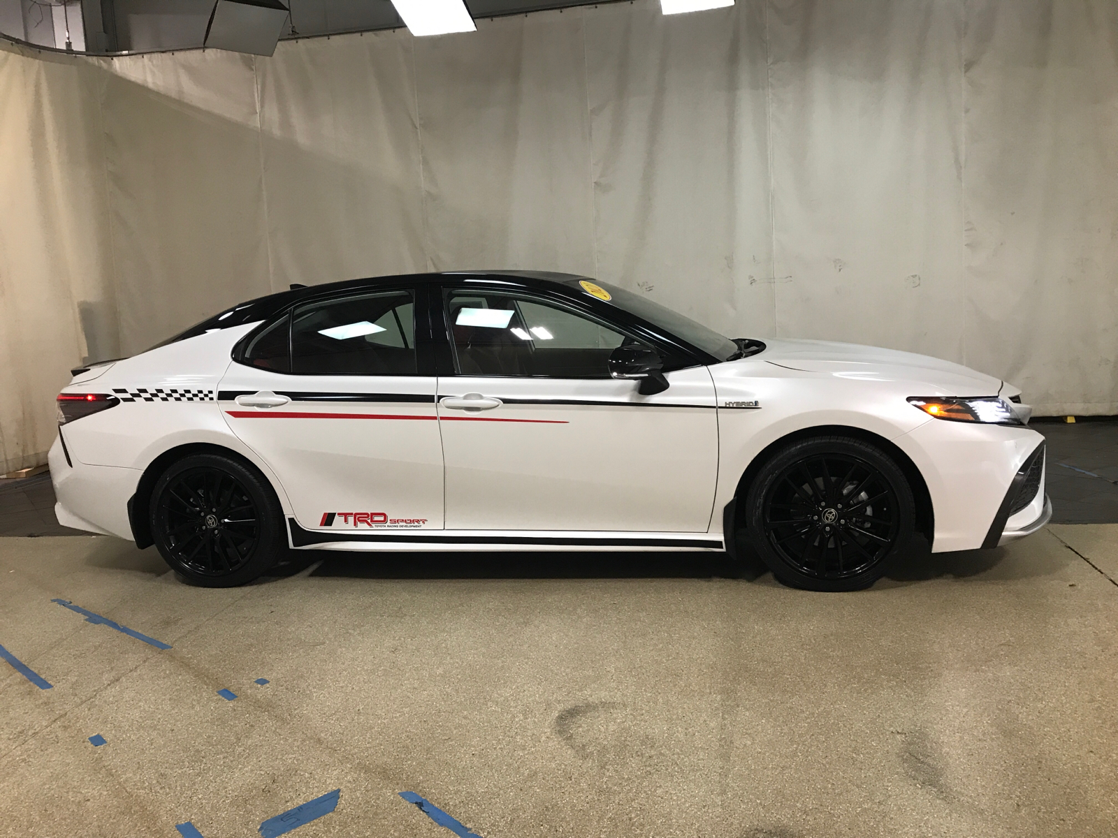 2021 Toyota Camry Hybrid XSE 2