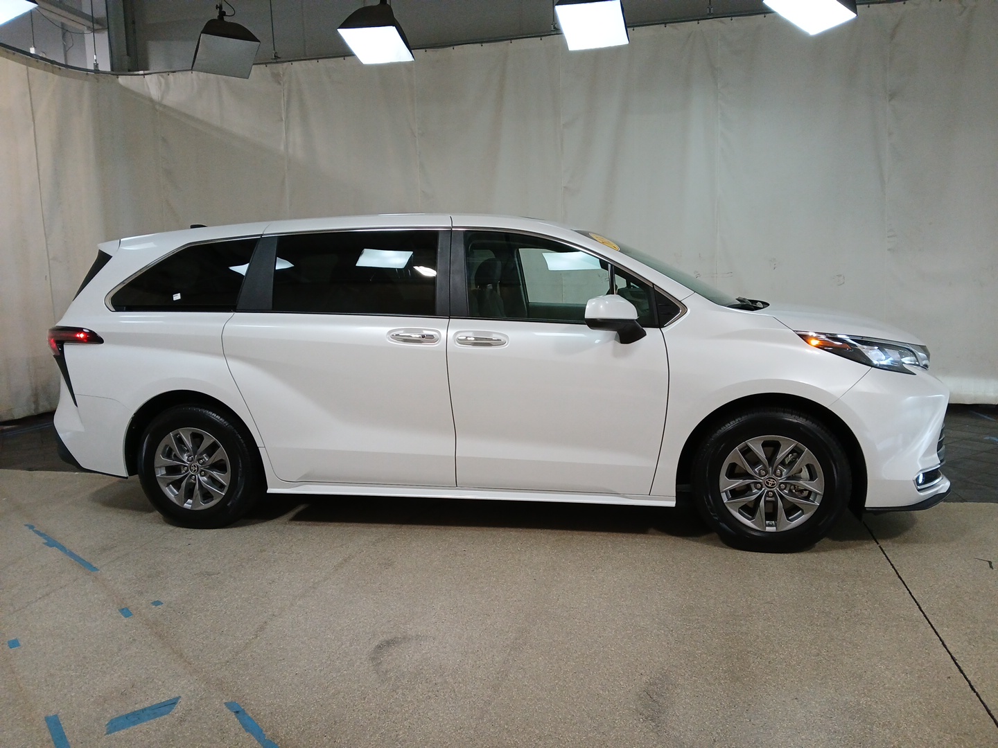 2024 Toyota Sienna XLE 2