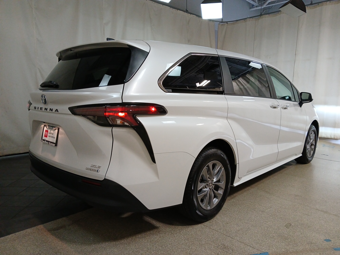 2024 Toyota Sienna XLE 3