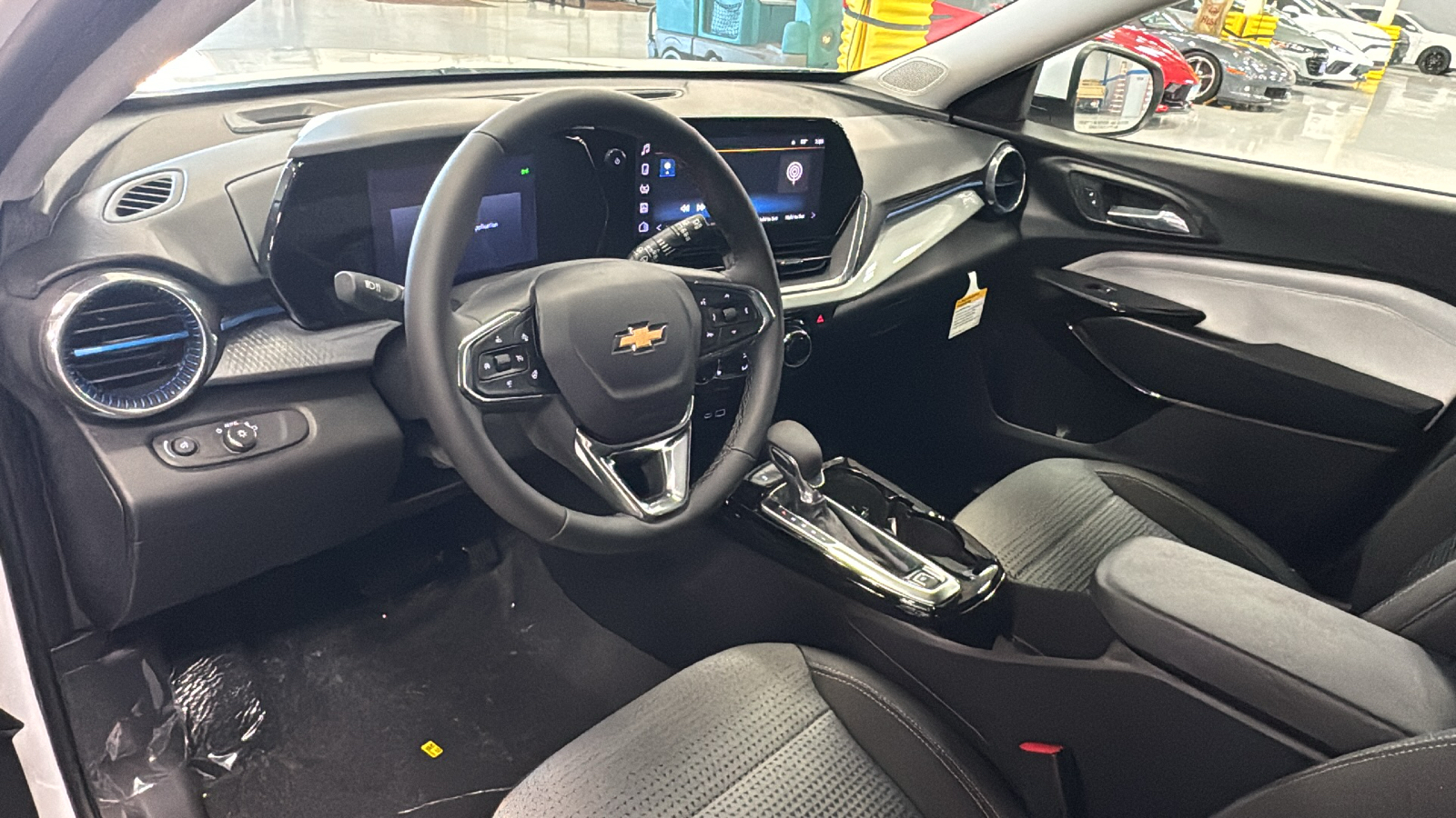 2025 Chevrolet Trax LT 8