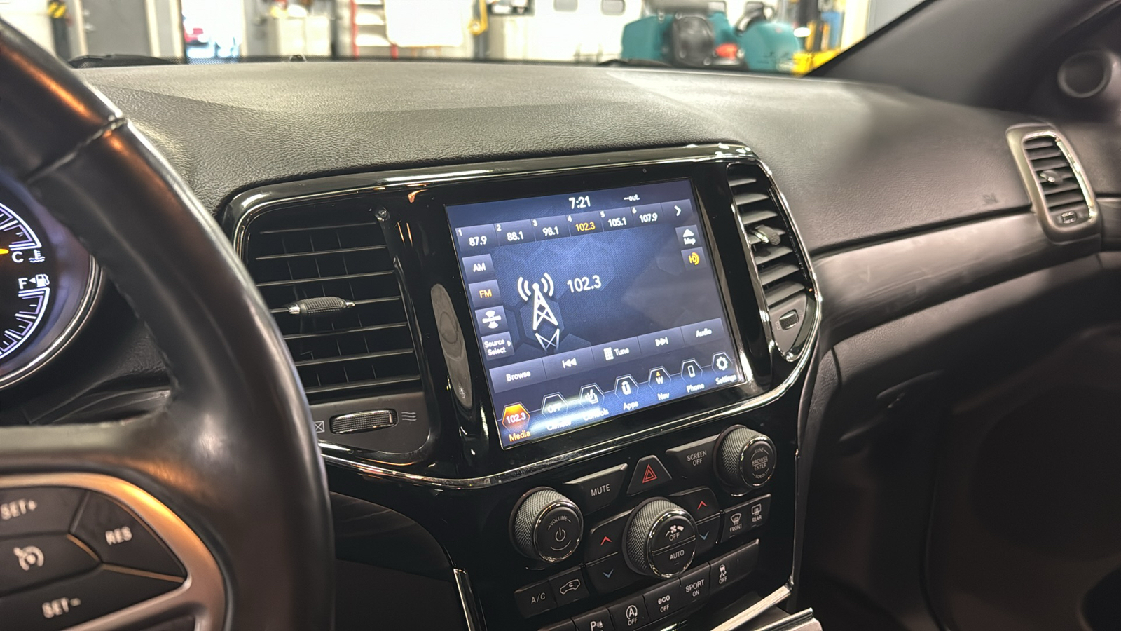 2020 Jeep Grand Cherokee Altitude 9