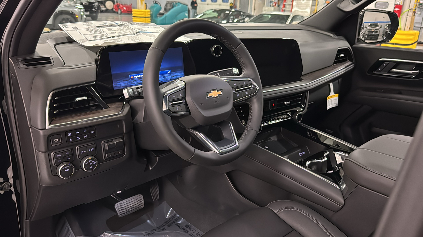 2025 Chevrolet Suburban LT 8