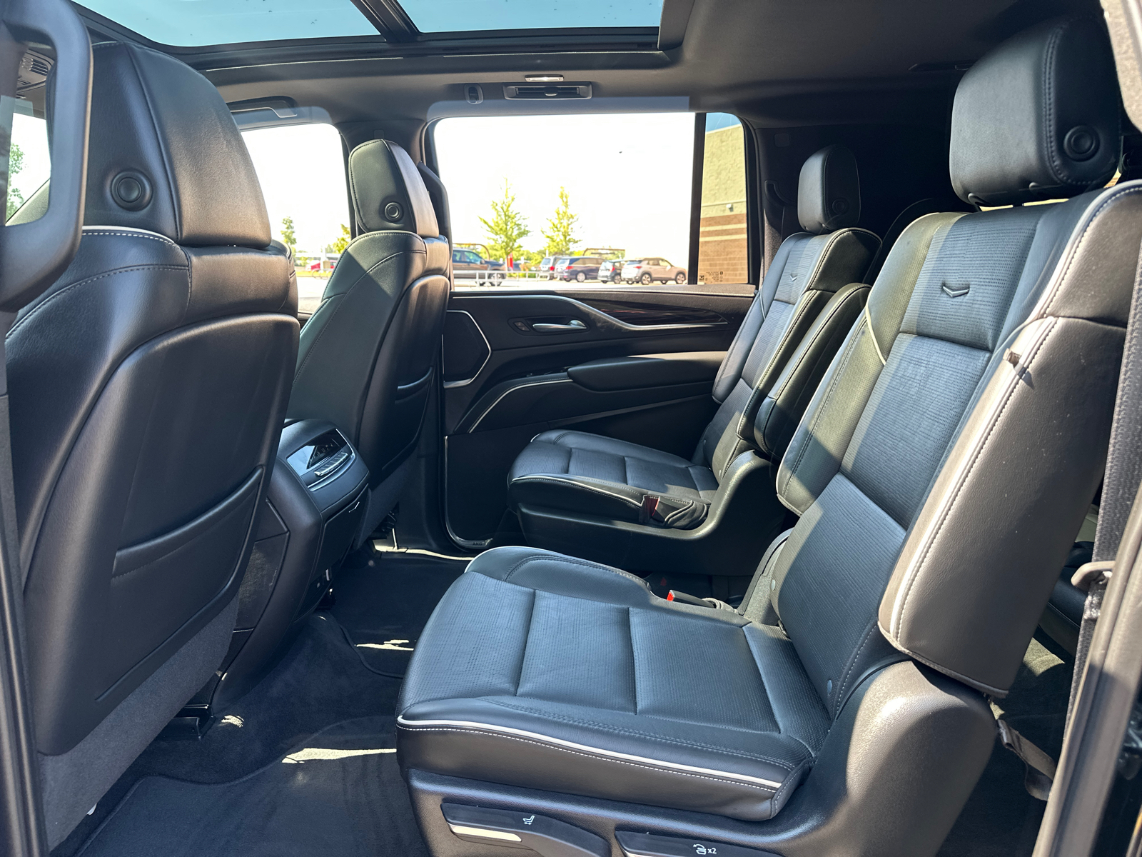 2023 Cadillac Escalade ESV 4WD Premium Luxury 32