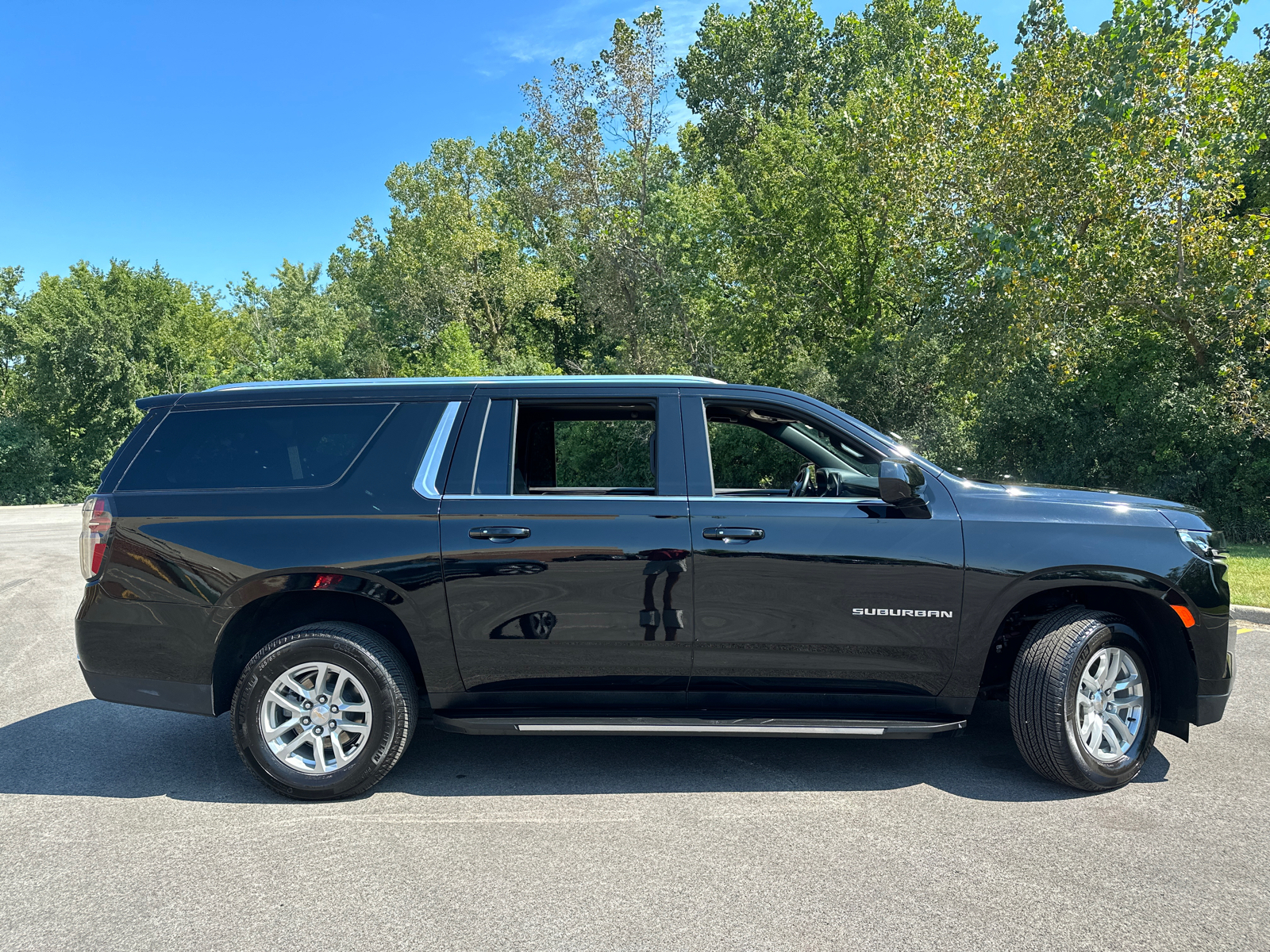 2023 Chevrolet Suburban LT 9