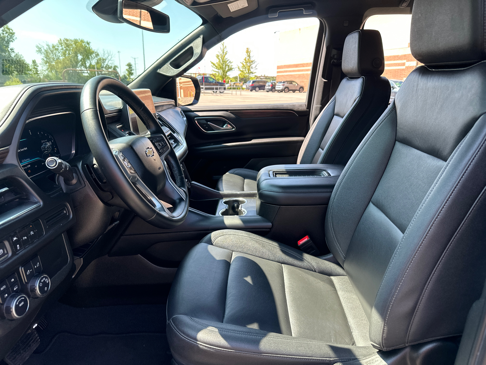 2023 Chevrolet Suburban LT 25