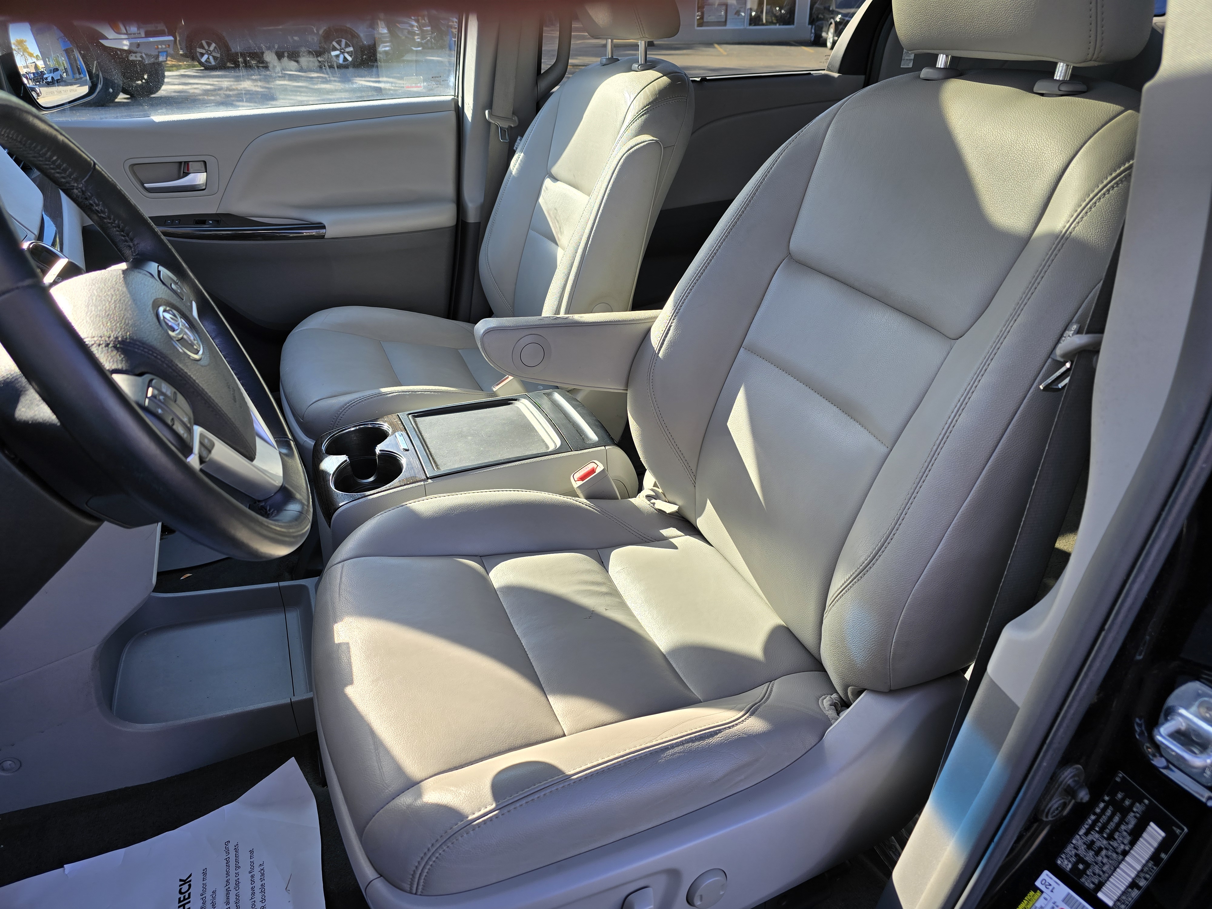 2015 Toyota Sienna XLE 10