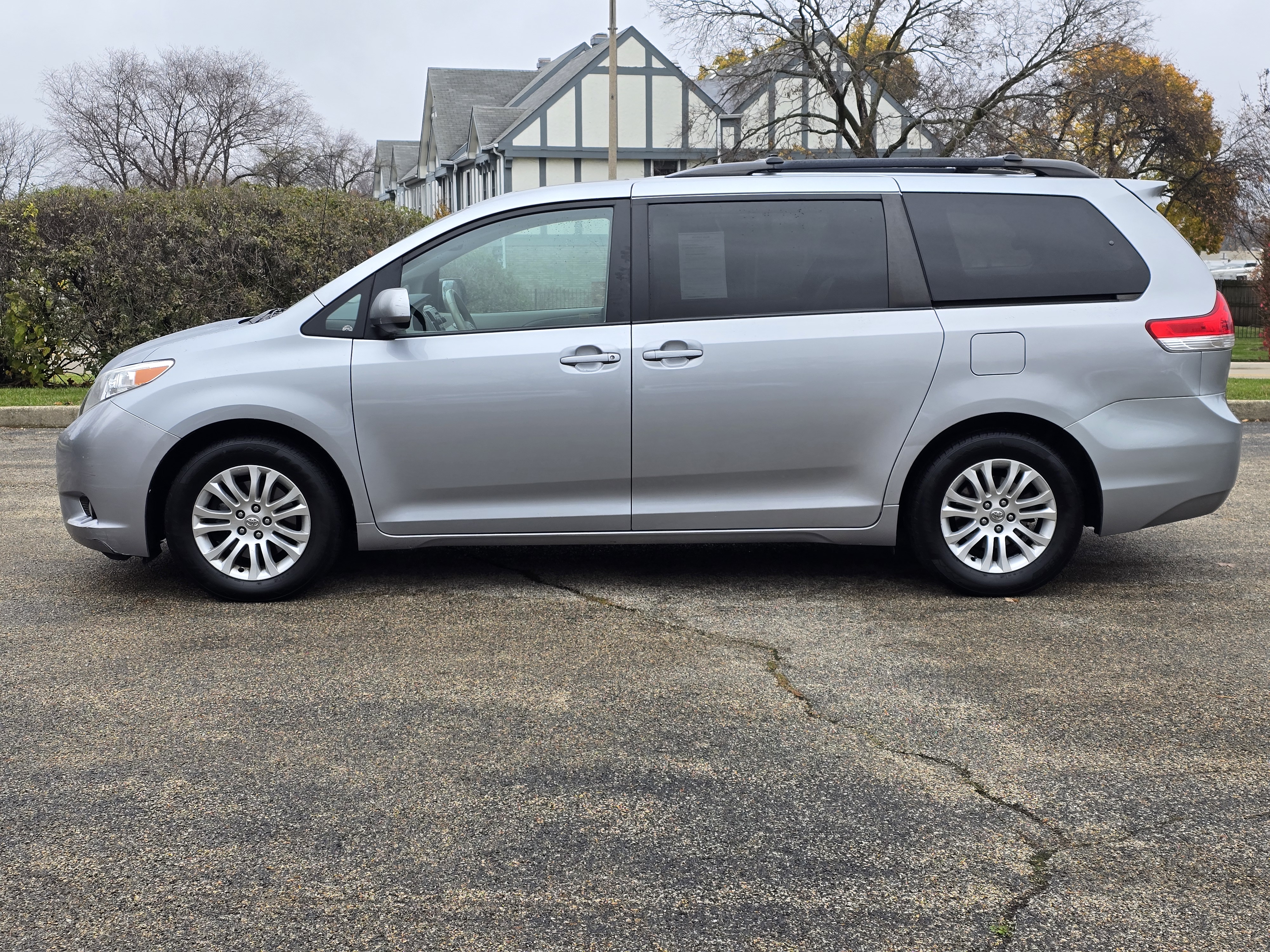 2014 Toyota Sienna XLE 3