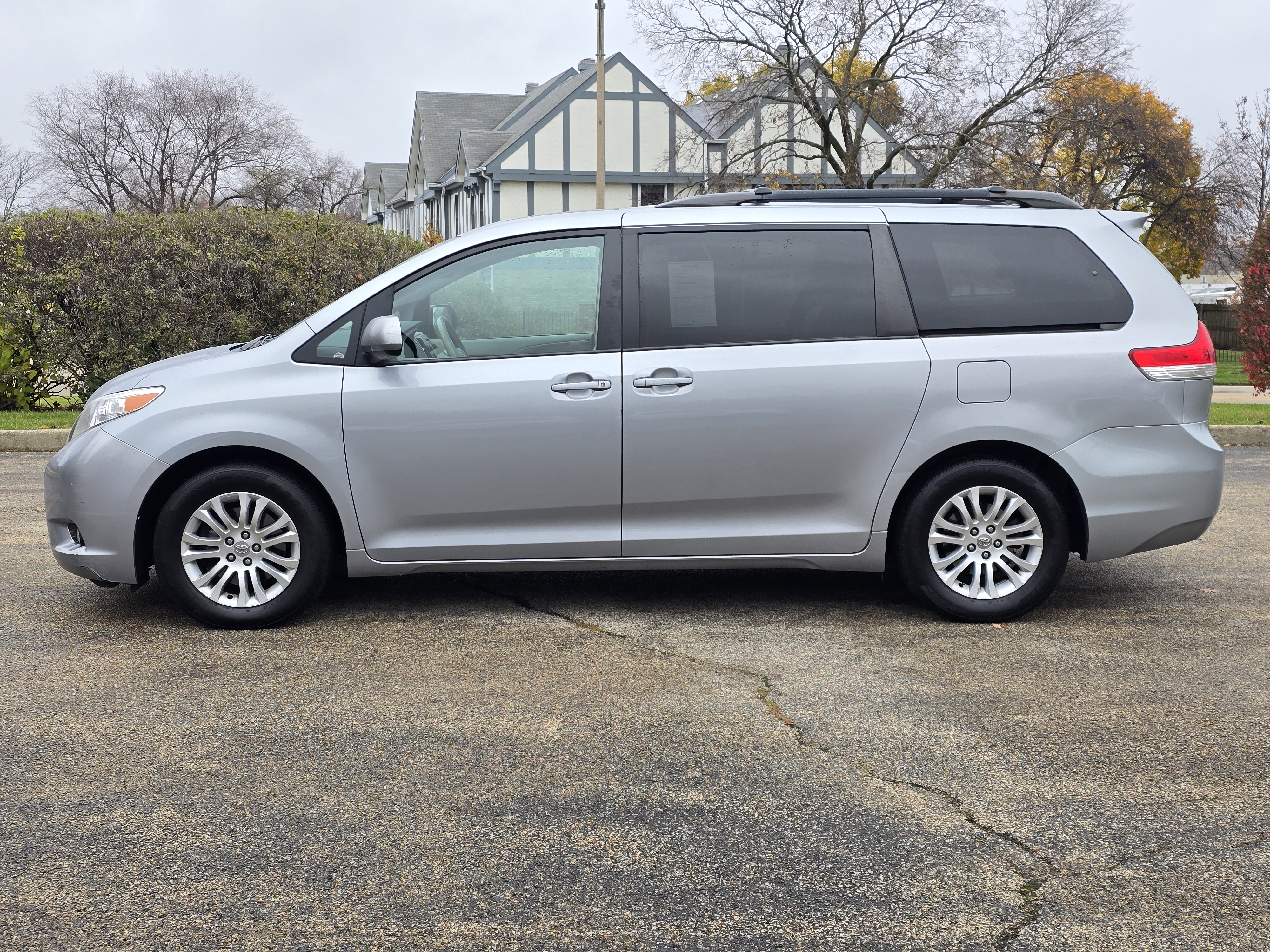 2014 Toyota Sienna XLE 10