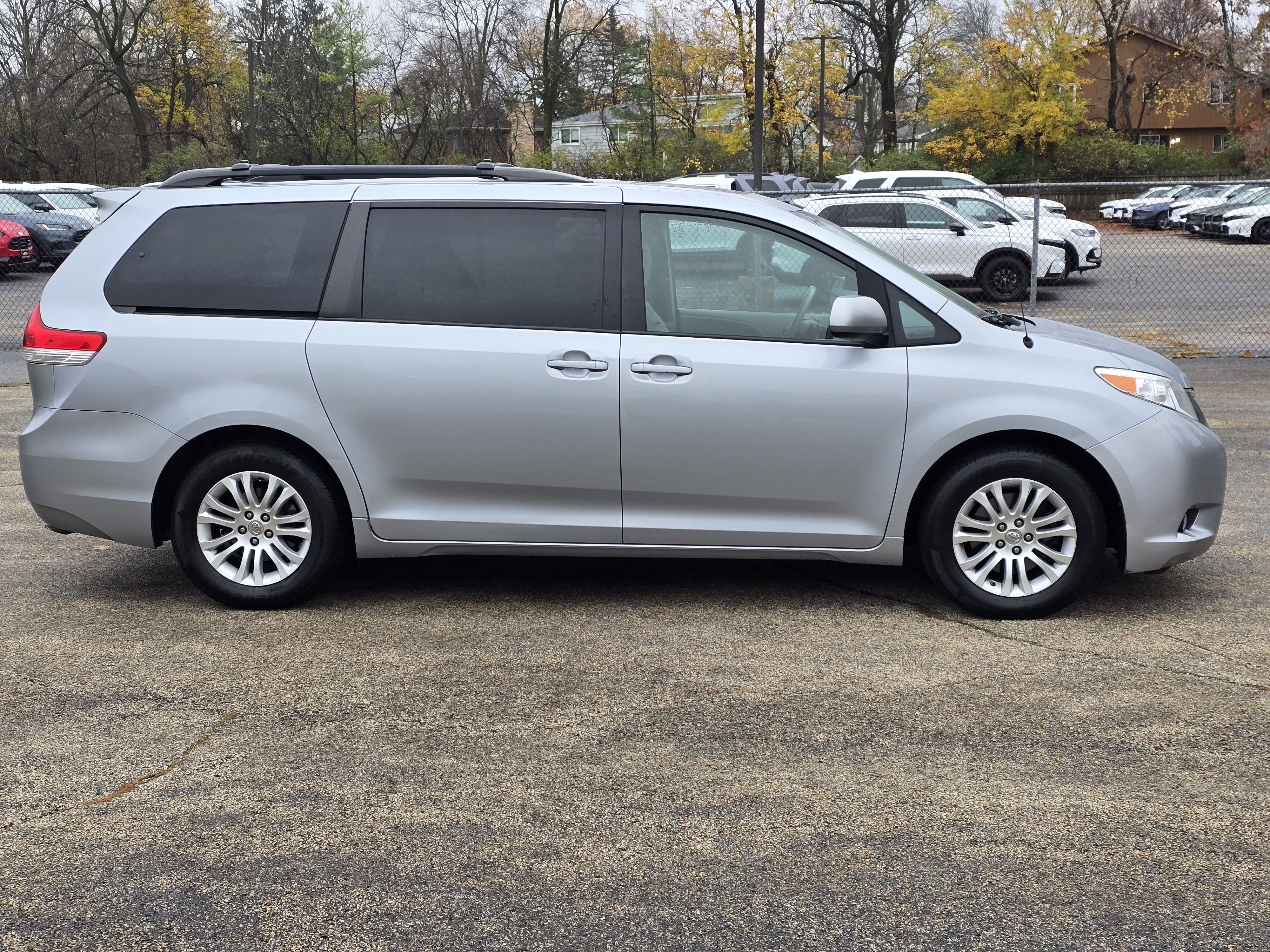 2014 Toyota Sienna XLE 17