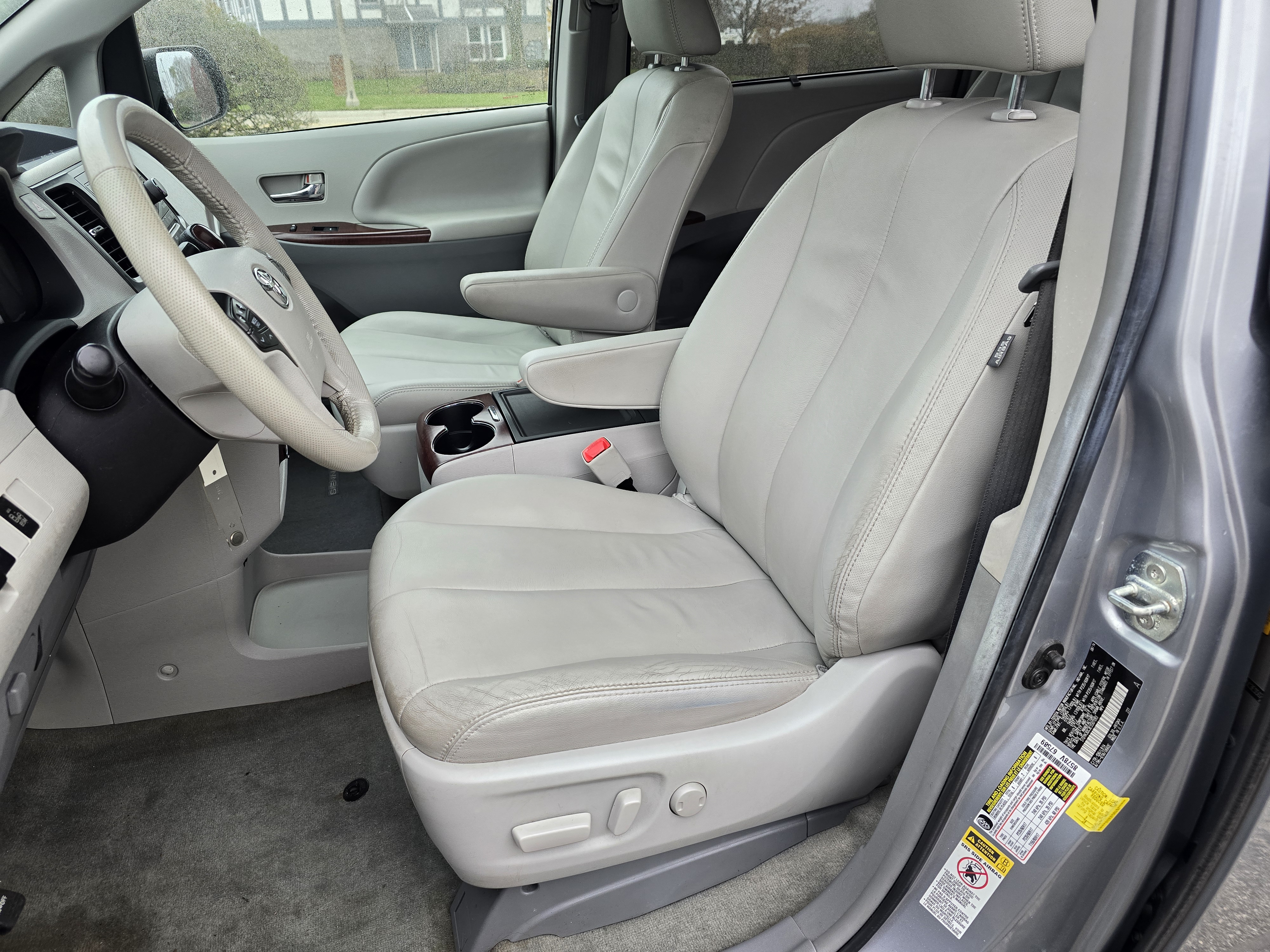 2014 Toyota Sienna XLE 26