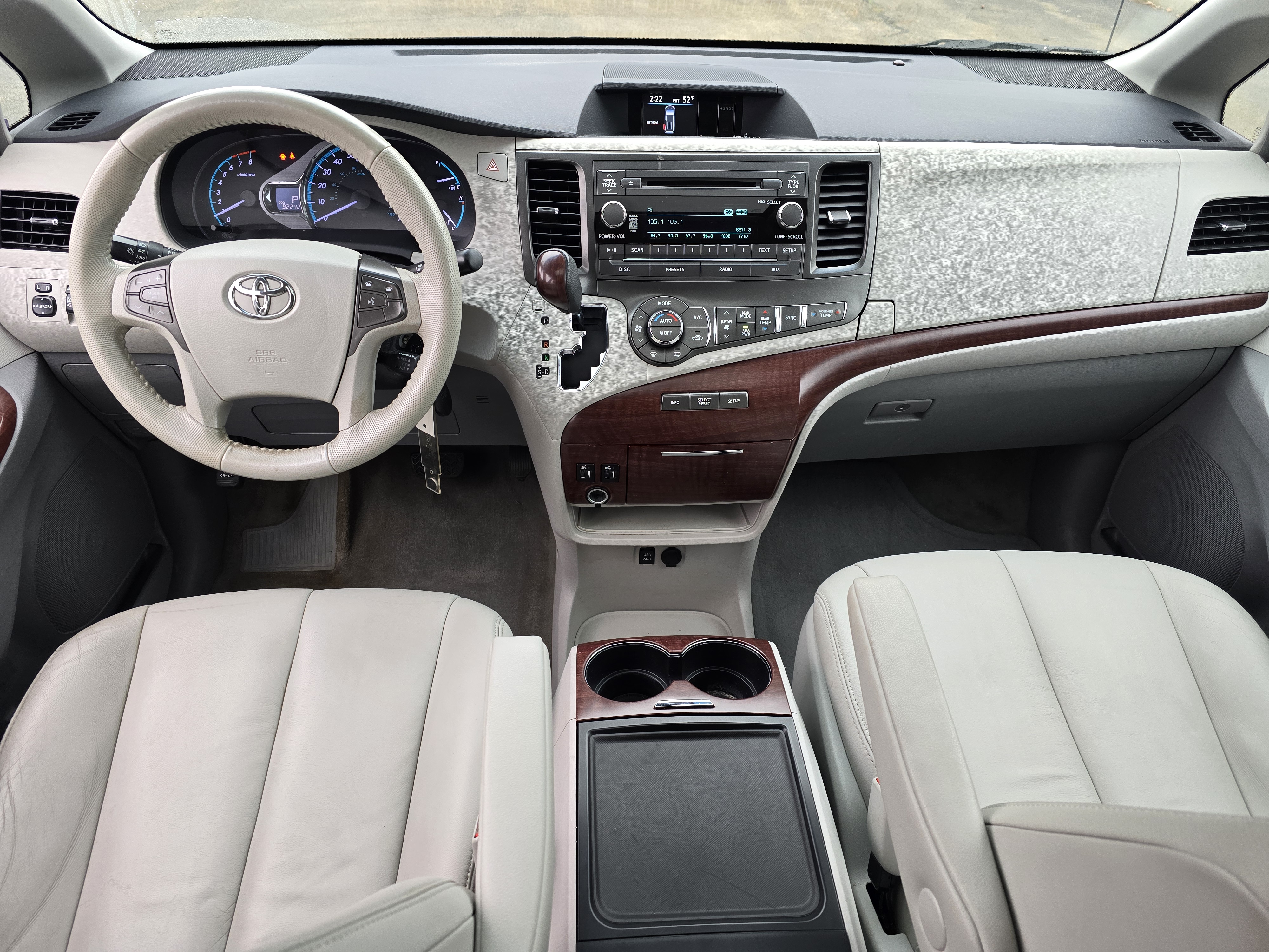 2014 Toyota Sienna XLE 30