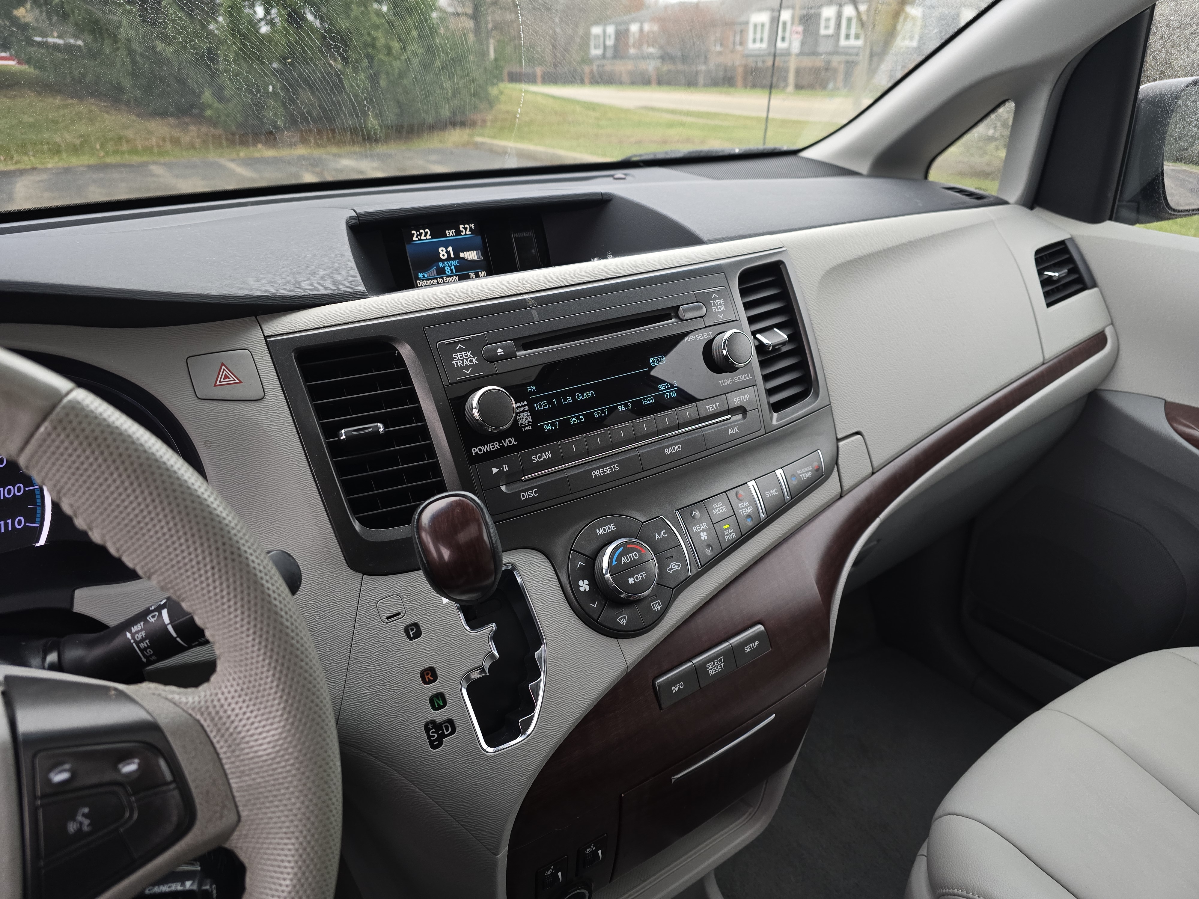 2014 Toyota Sienna XLE 35