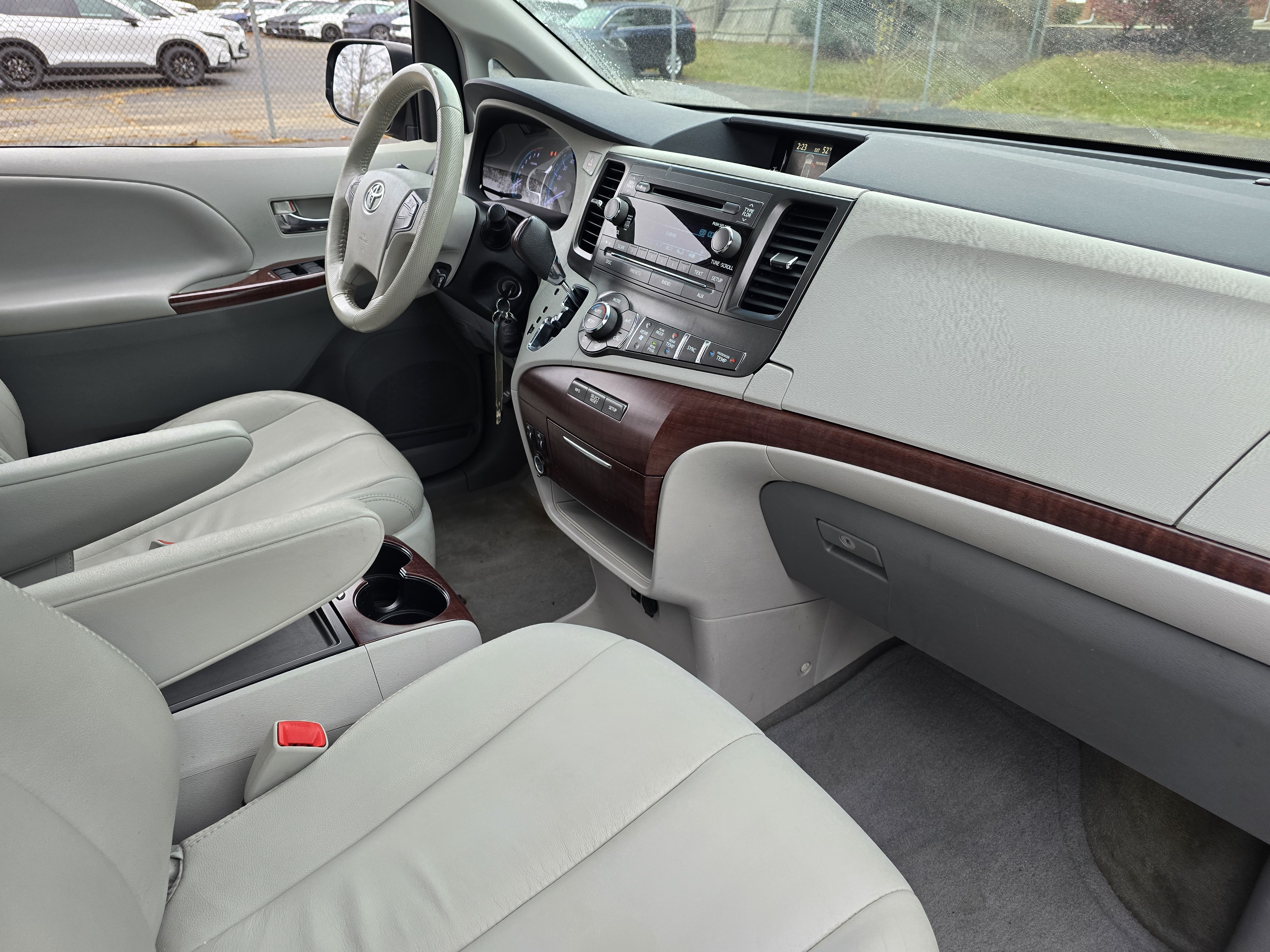 2014 Toyota Sienna XLE 44