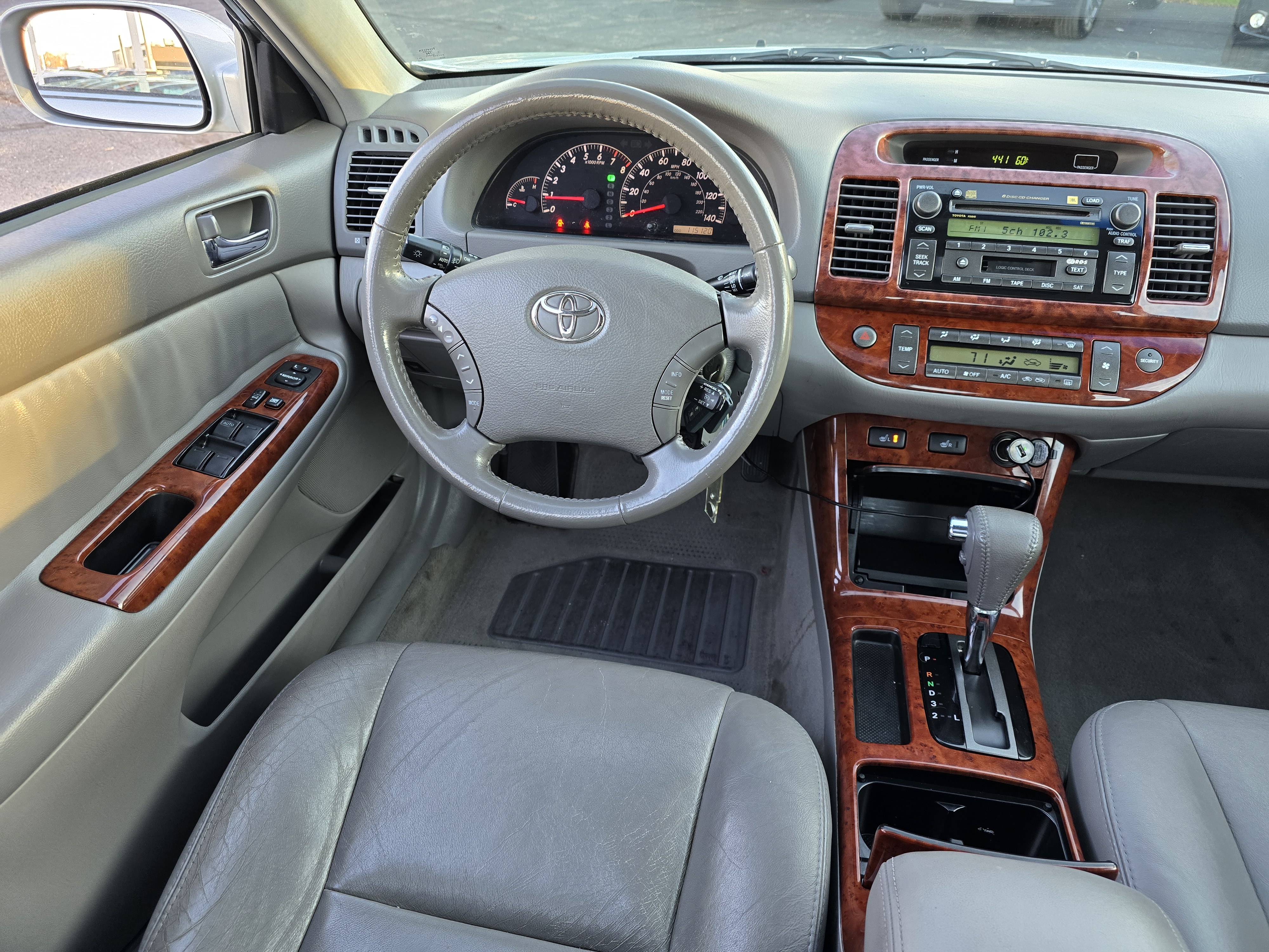 2005 Toyota Camry XLE 26