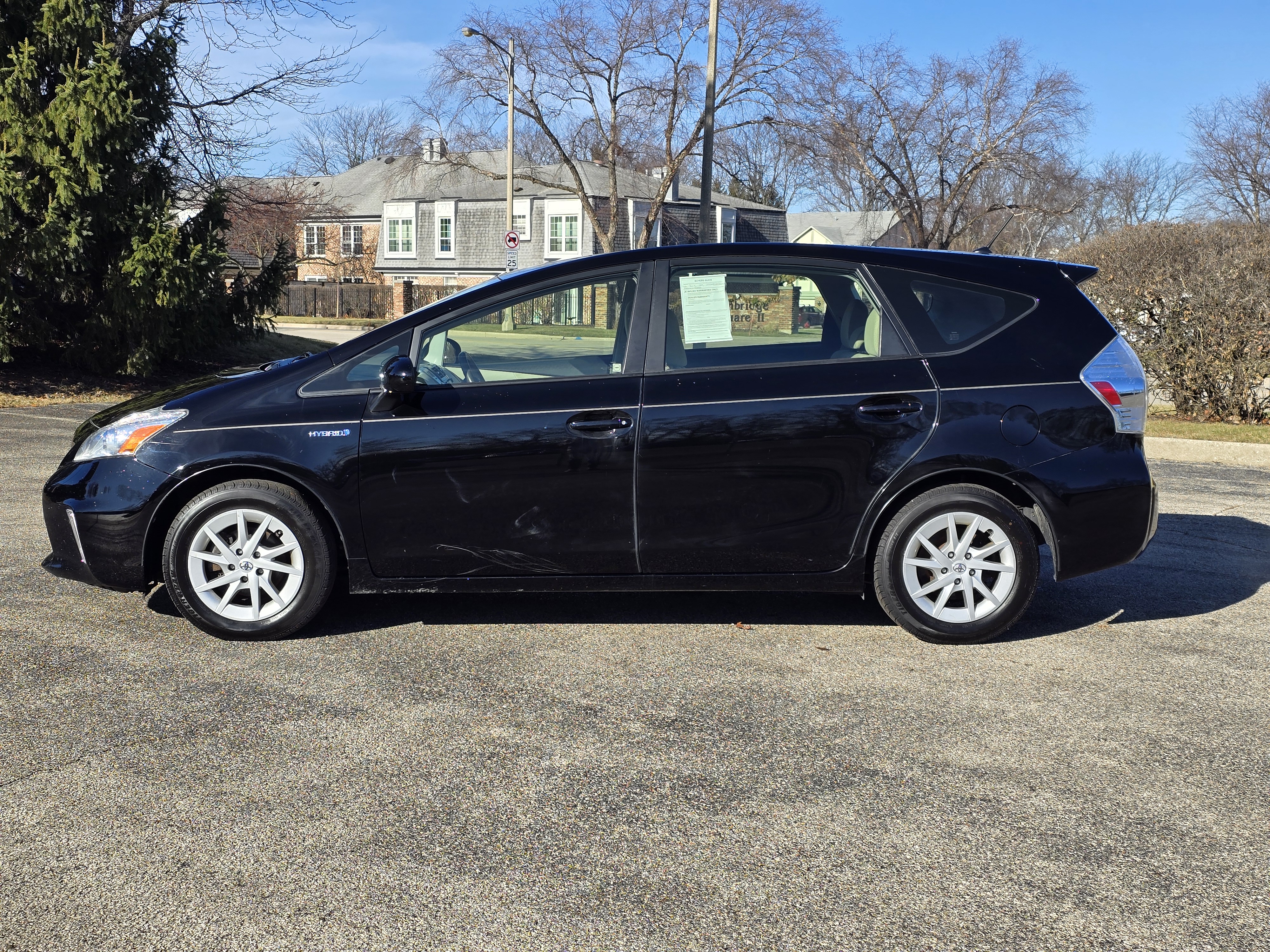 2014 Toyota Prius v Two 4