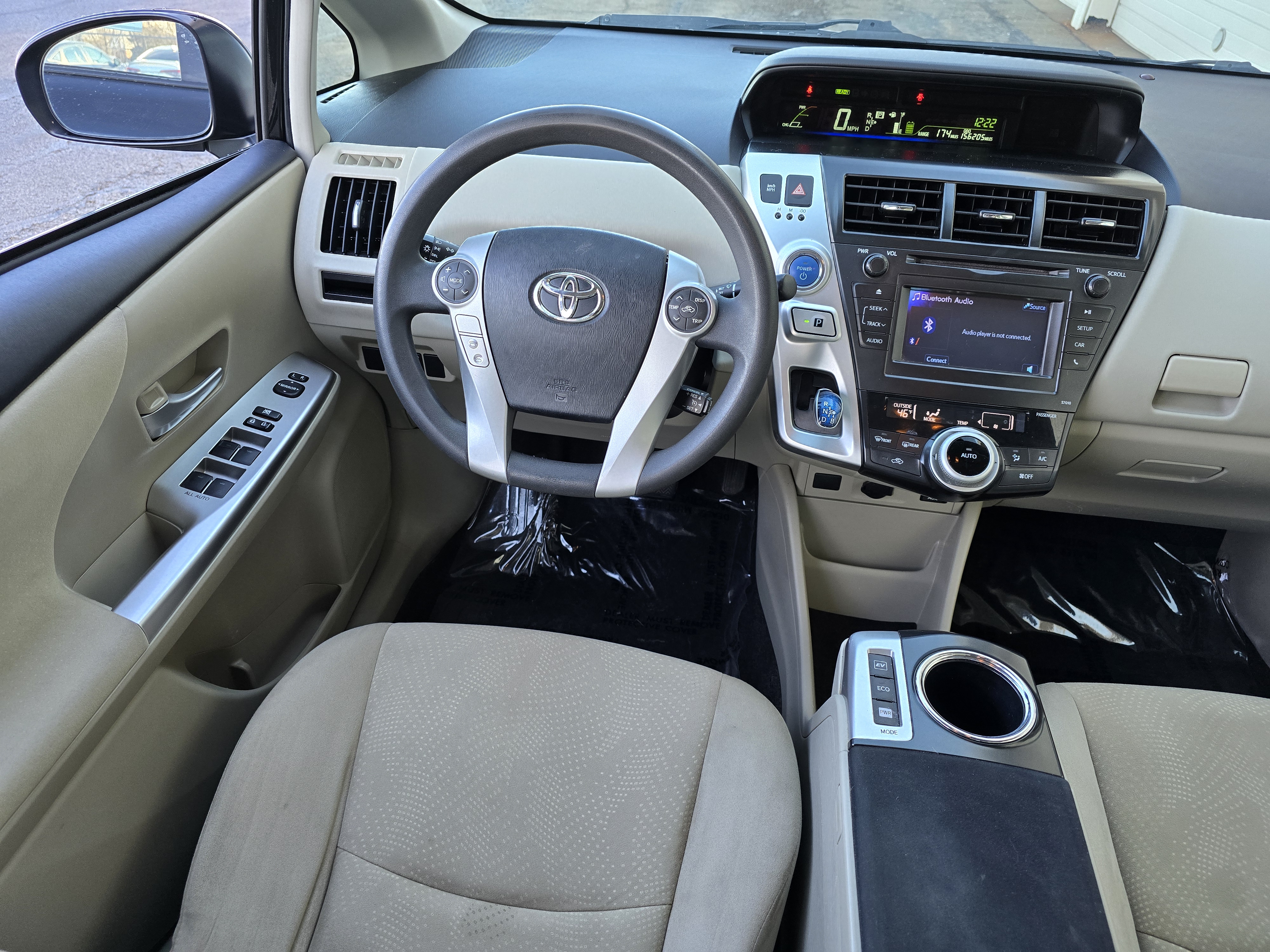 2014 Toyota Prius v Two 6