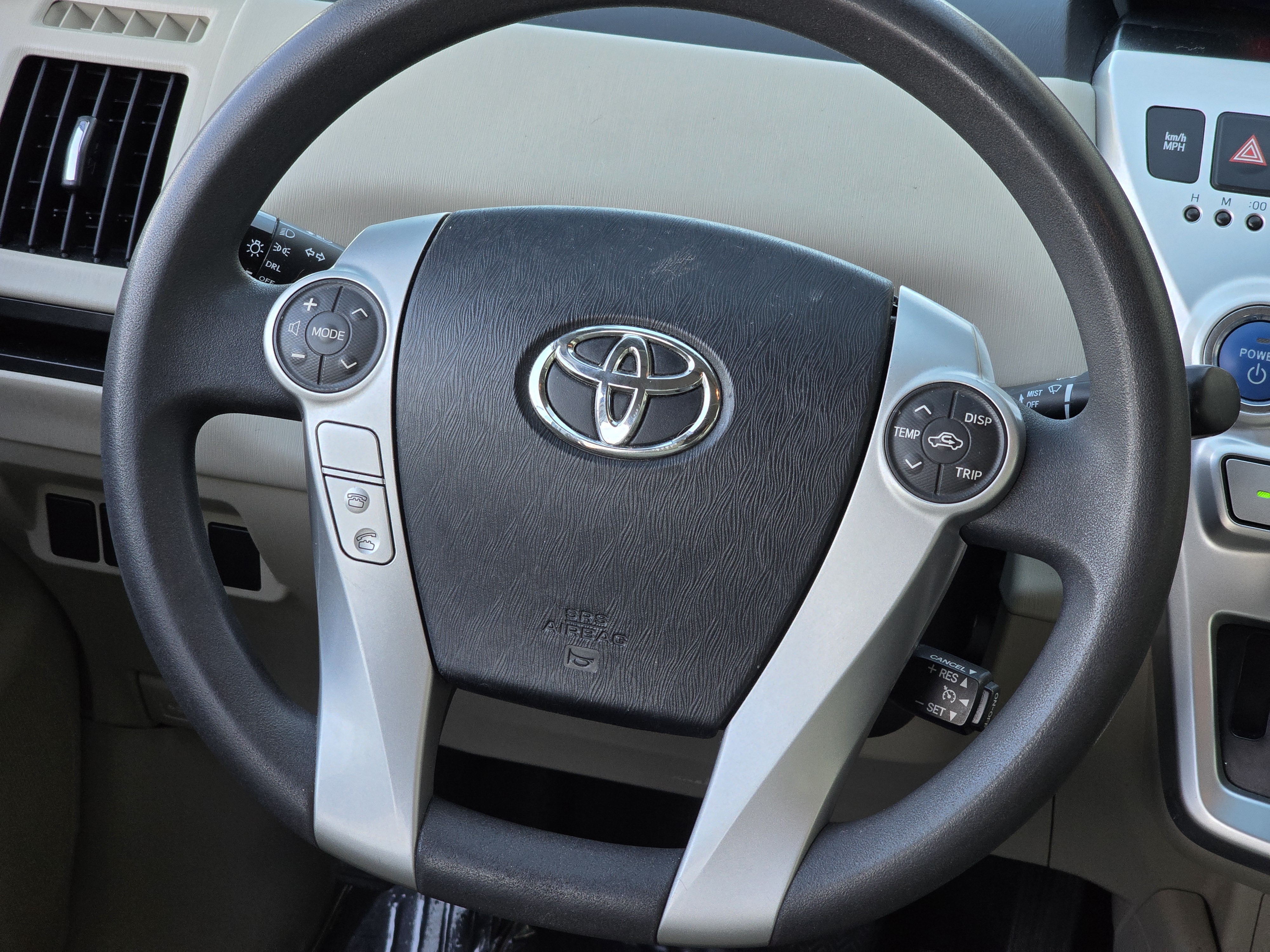 2014 Toyota Prius v Two 7