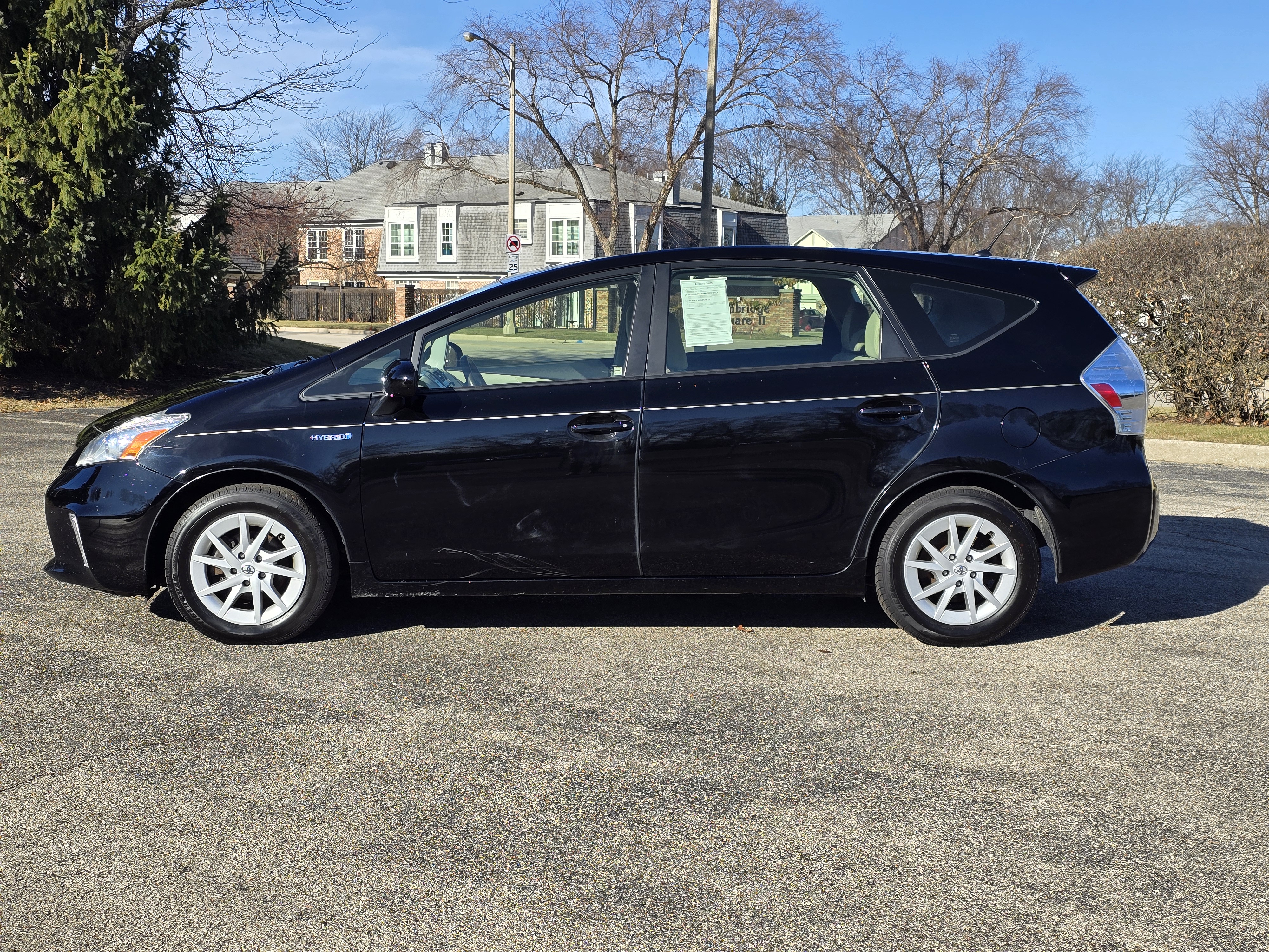 2014 Toyota Prius v Two 9