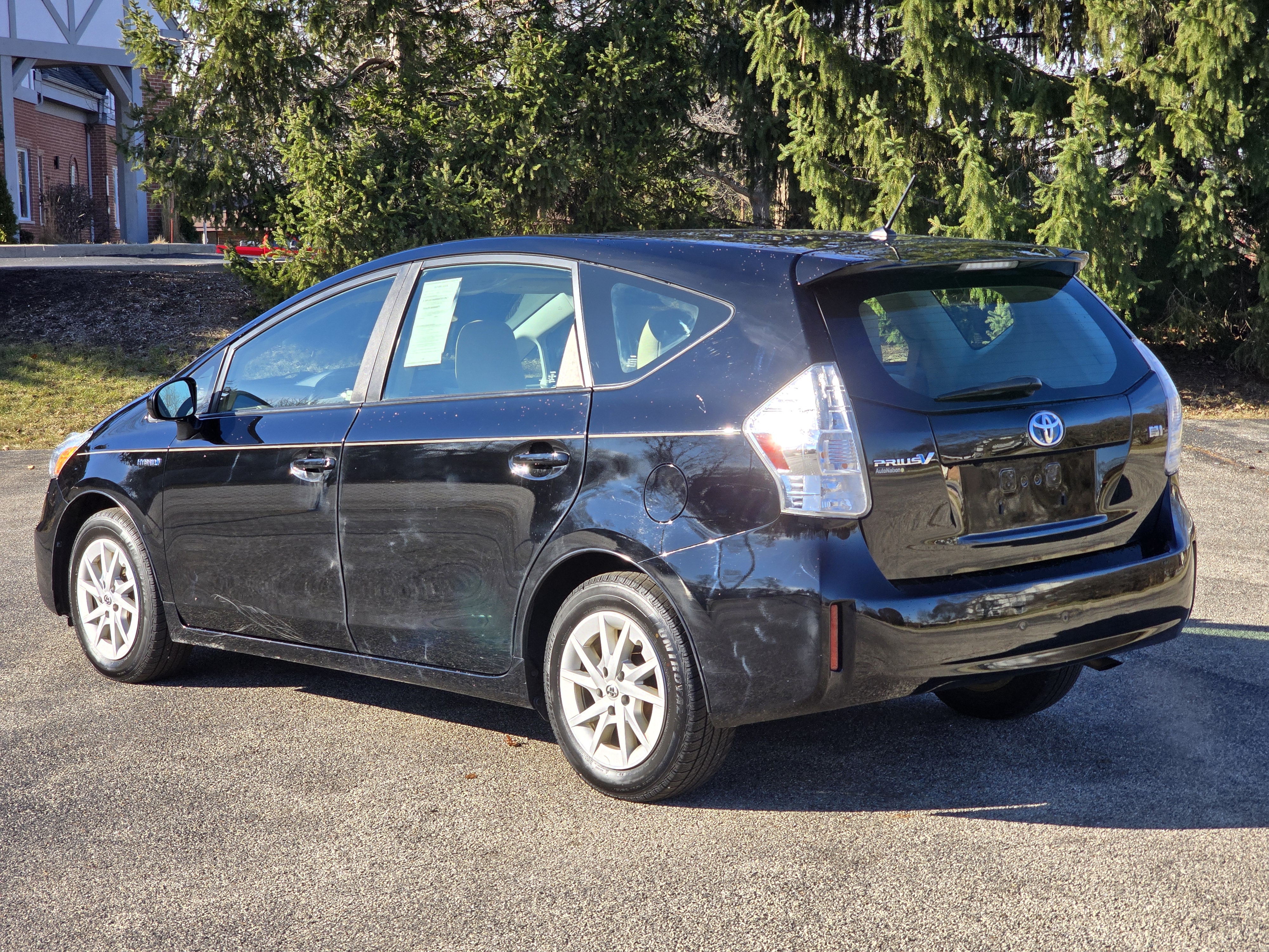 2014 Toyota Prius v Two 10