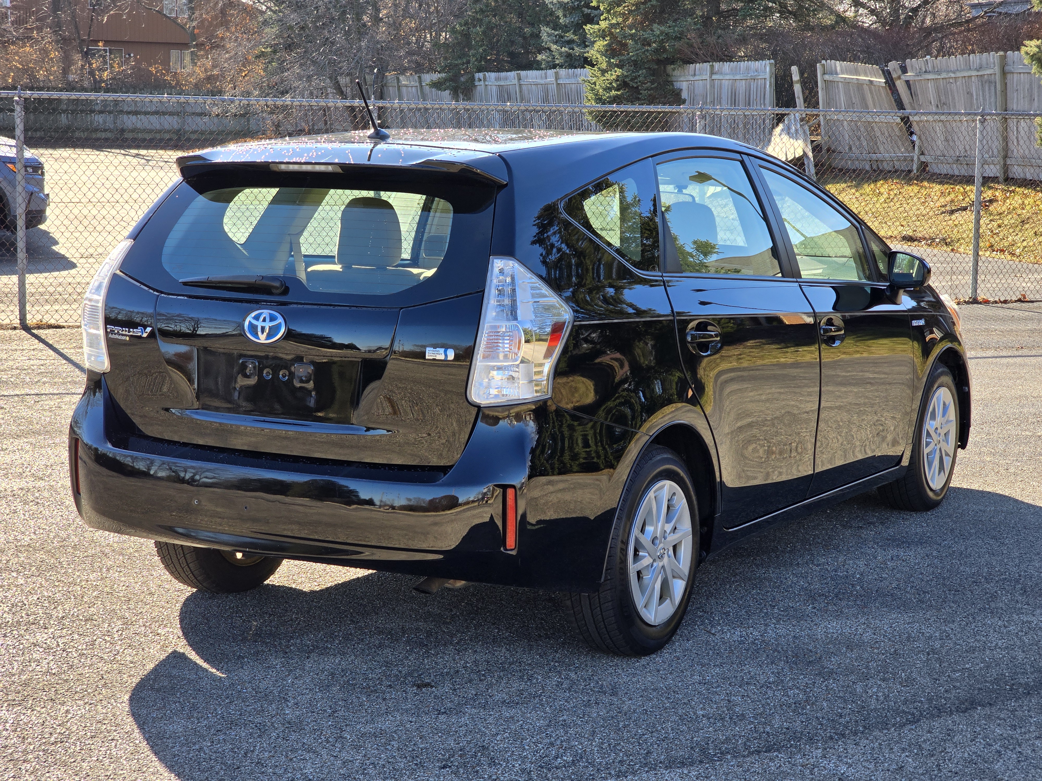 2014 Toyota Prius v Two 13