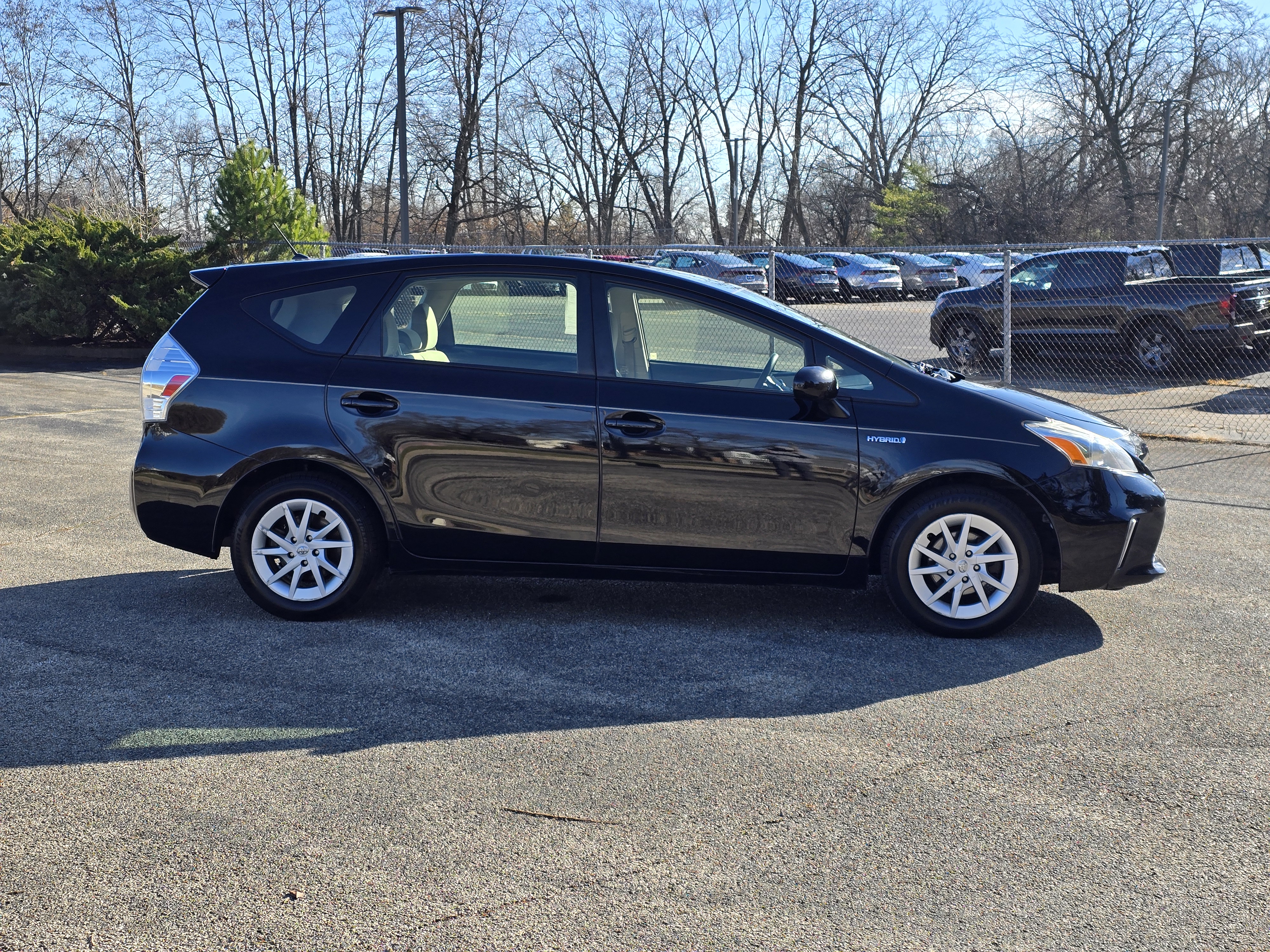 2014 Toyota Prius v Two 14