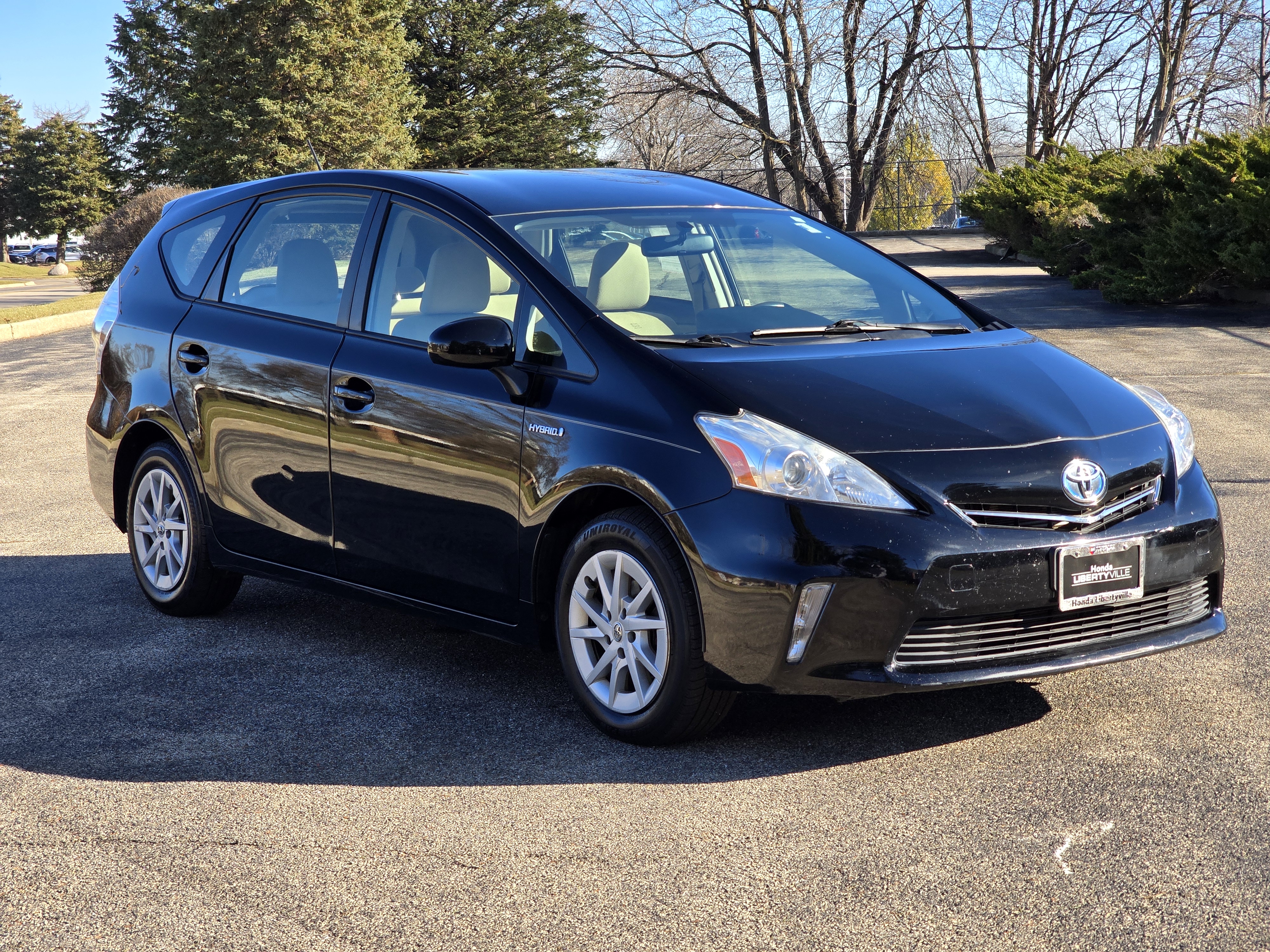 2014 Toyota Prius v Two 15