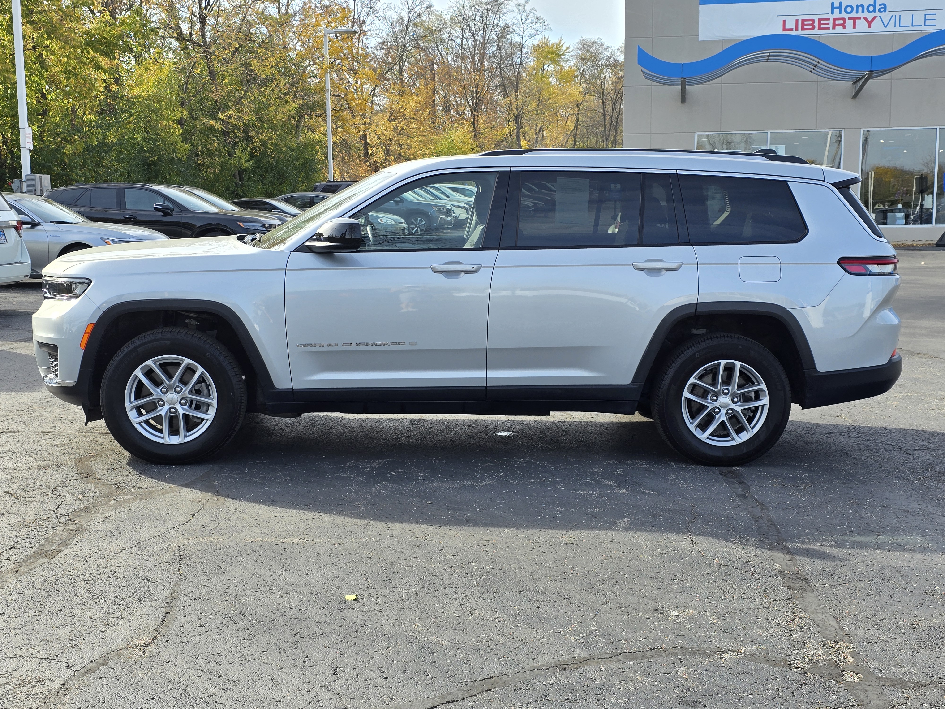 2022 Jeep Grand Cherokee L Laredo 11